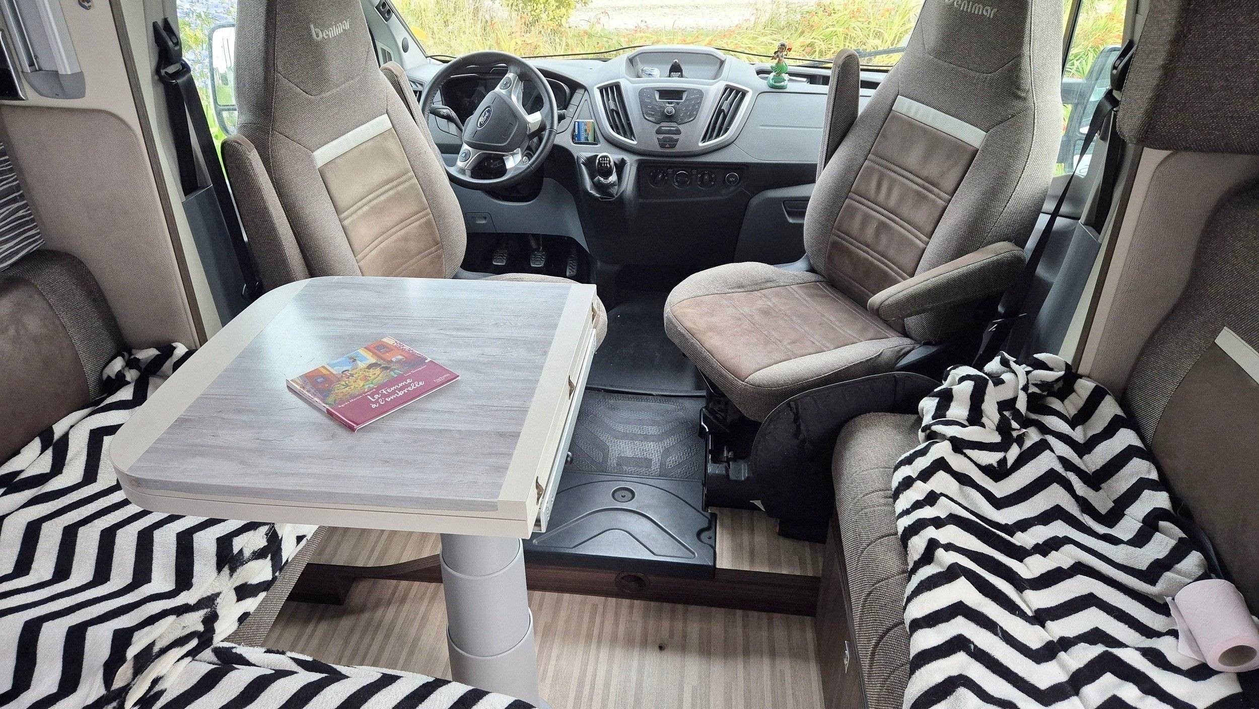 Dinette Ford ford transit - Yescapa