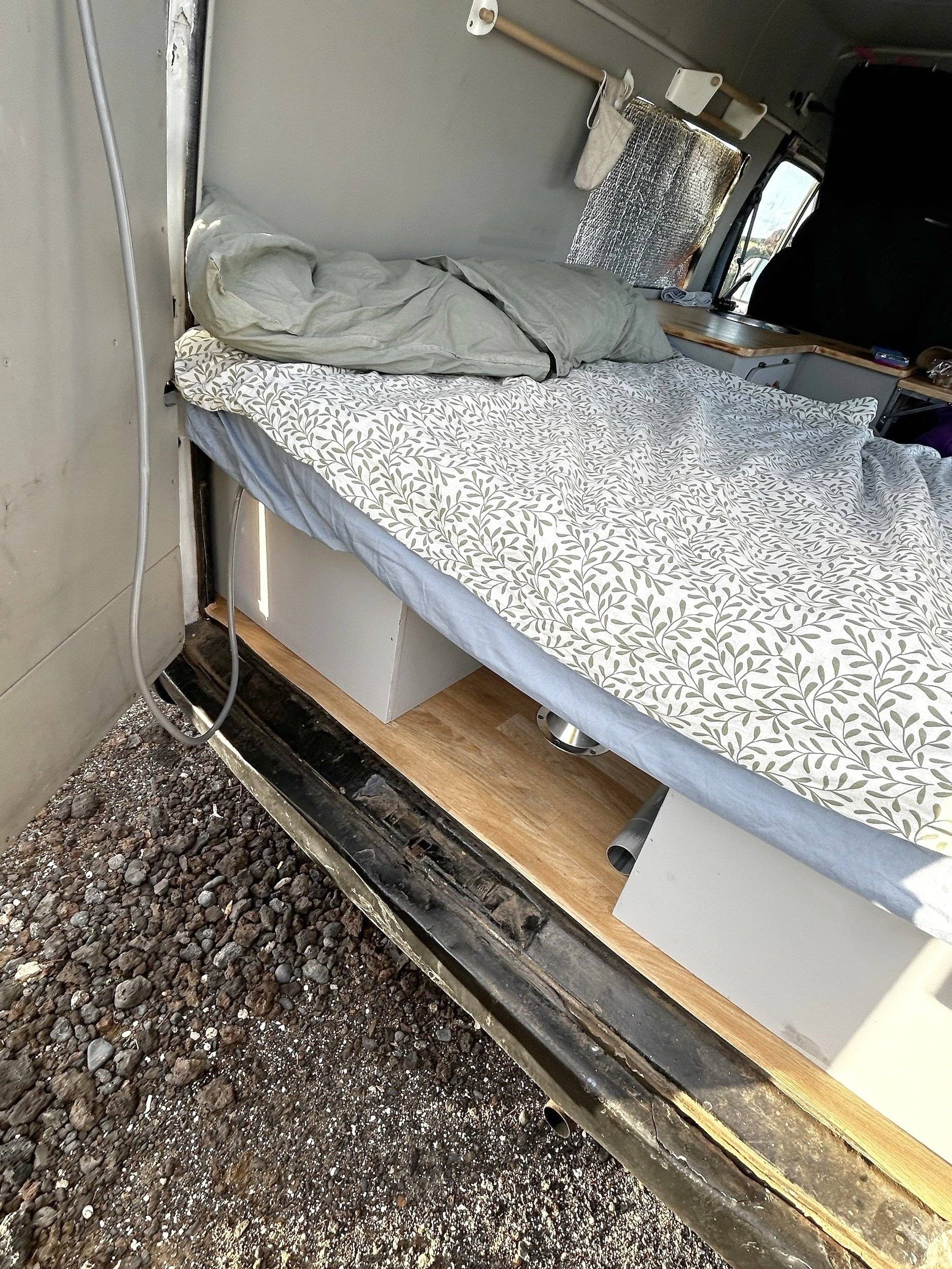 Couchages Ford Transit 2,4 l 140 ch - Yescapa