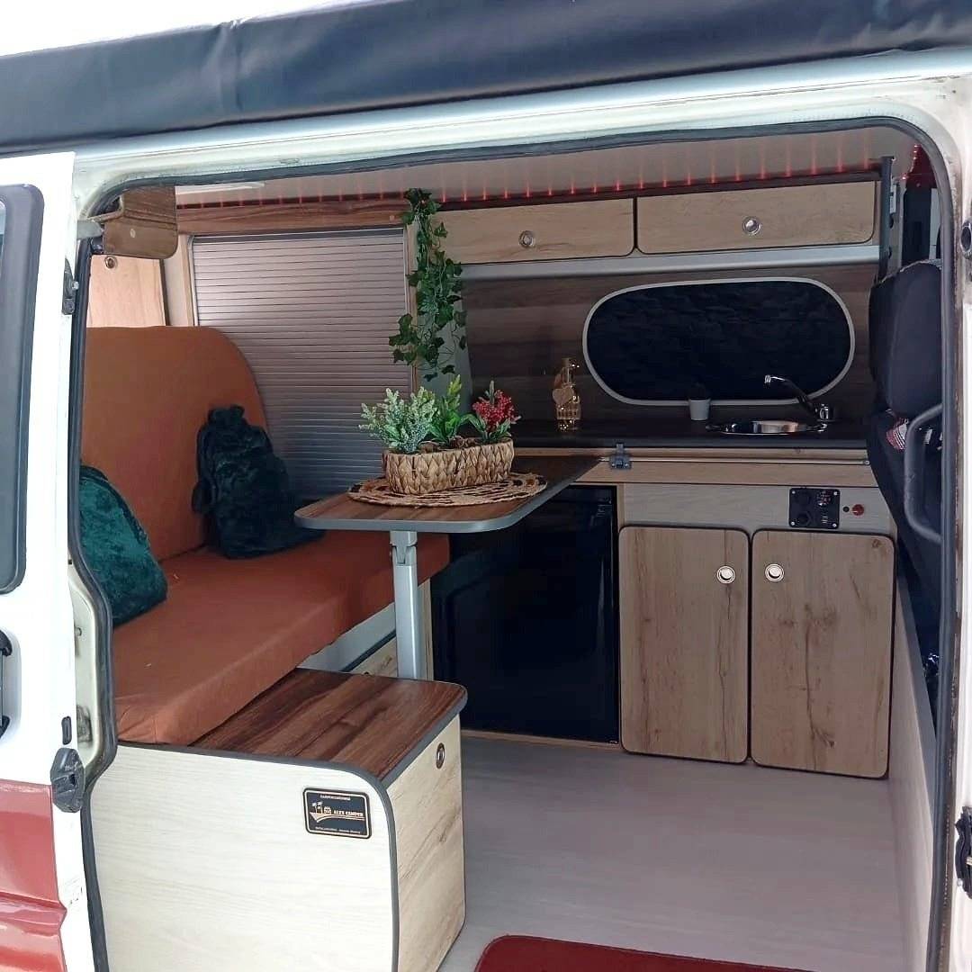 Dining Area Volkswagen 1.9TDi - Yescapa