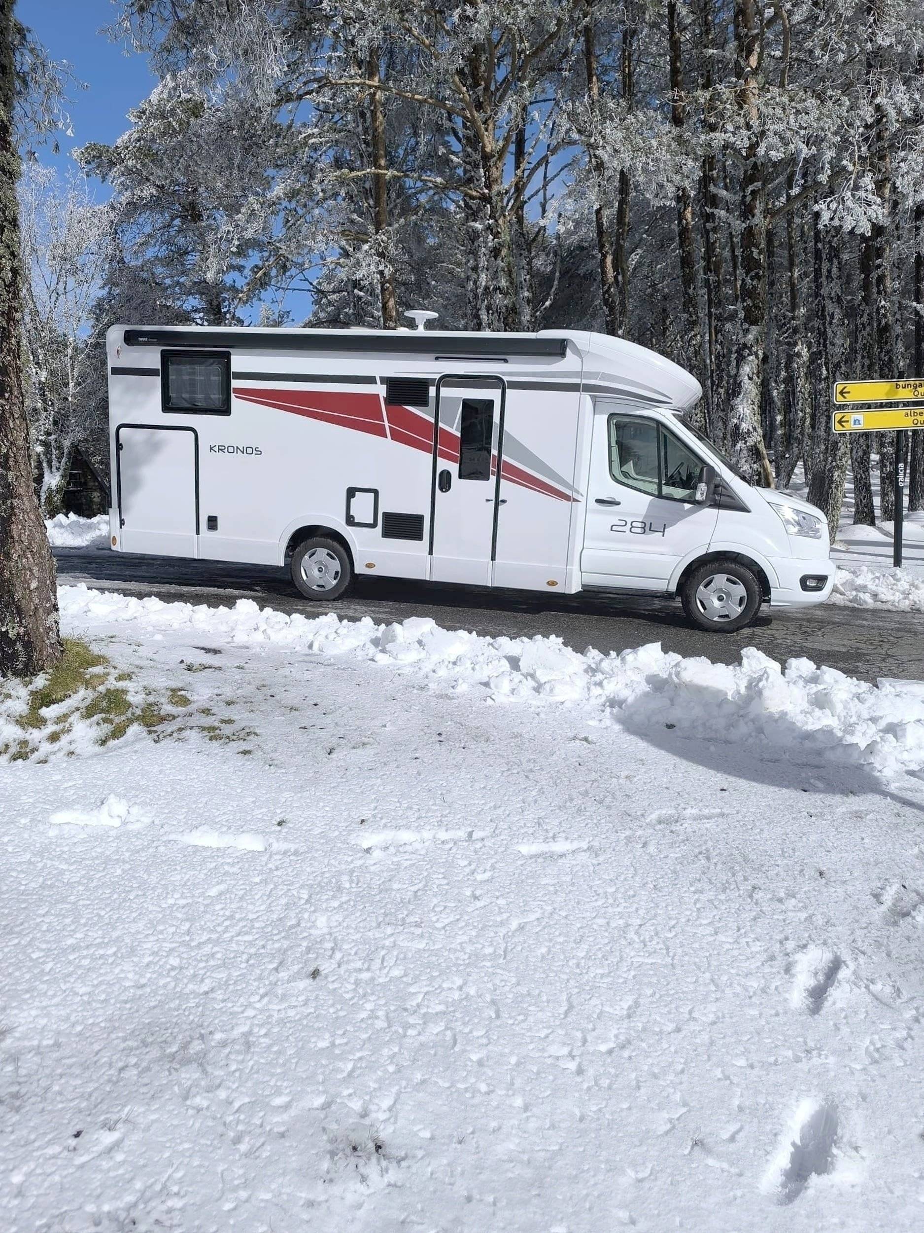 Vue avant de 3/4 Ford Transit 2,0 l 170 ch - Yescapa