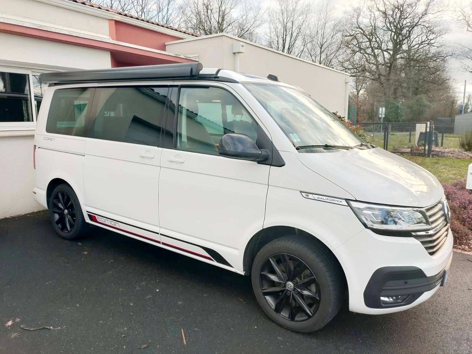 Vue avant de 3/4 Volkswagen VOLKSWAGEN CALIFORNIA - Yescapa