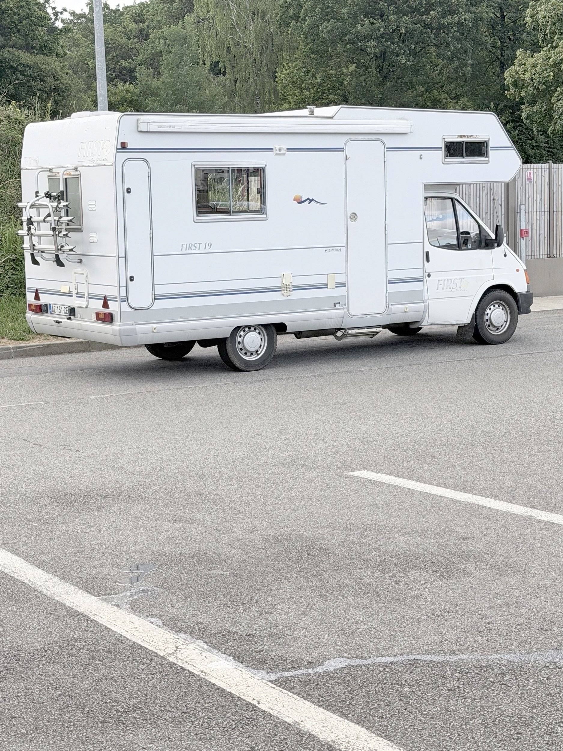 Vista del vehicle angle davanter Ford FORD TRANSIT - Yescapa