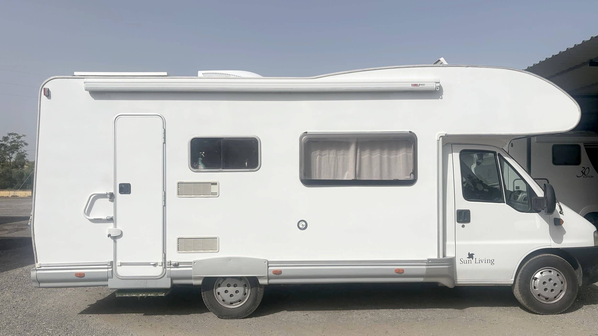 Vista frontale a ¾ Fiat Ducato 2.8L 127 cv - Yescapa