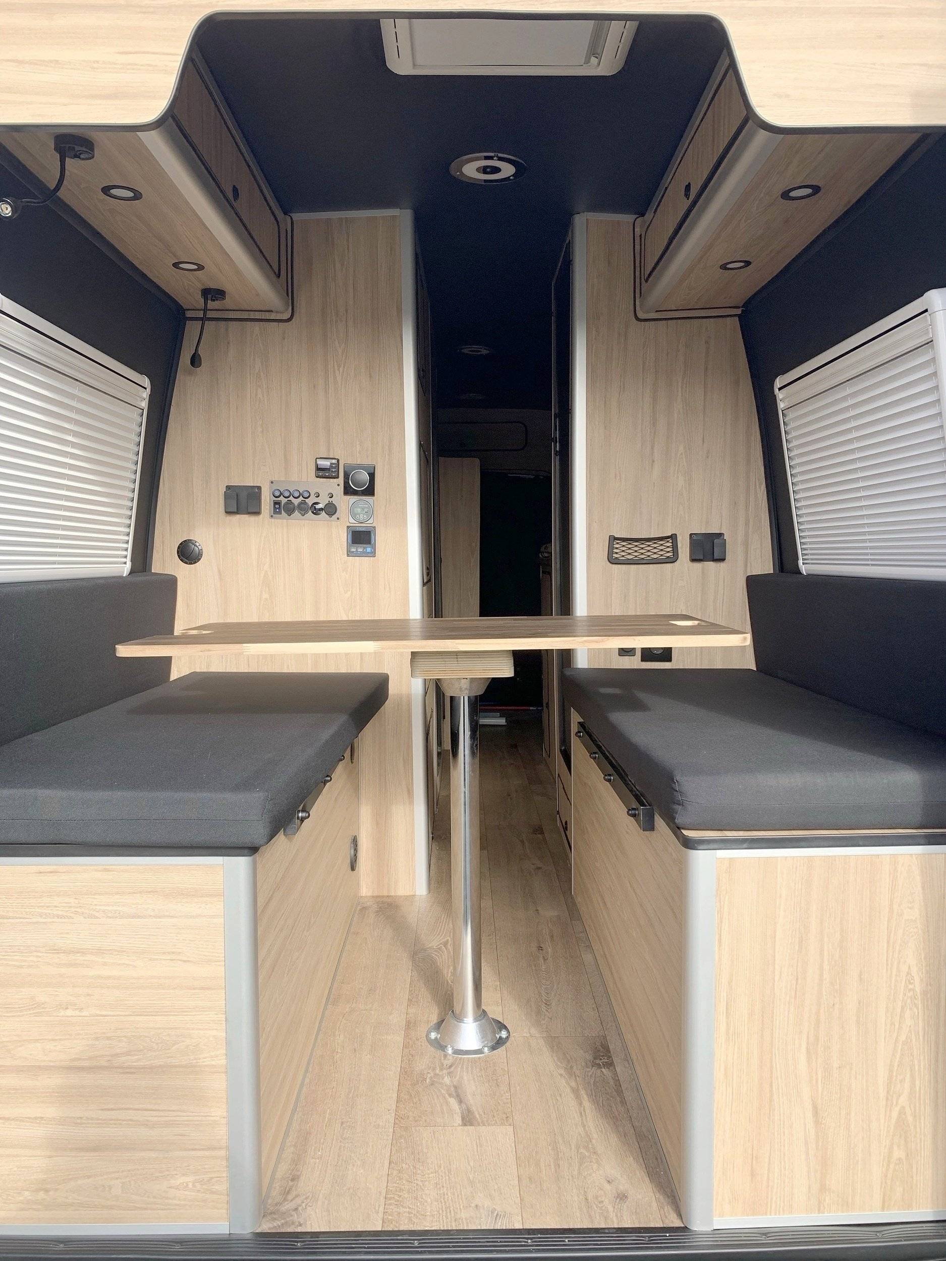 Coin repas Iveco Daily 2,3 l 156 ch - Yescapa