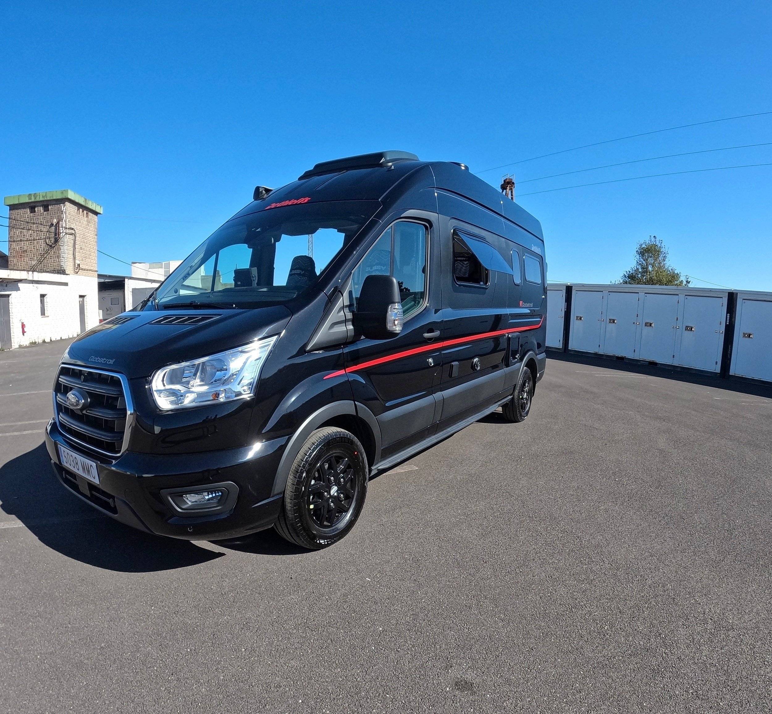 Front view from 3/4 (FORD) - Yescapa