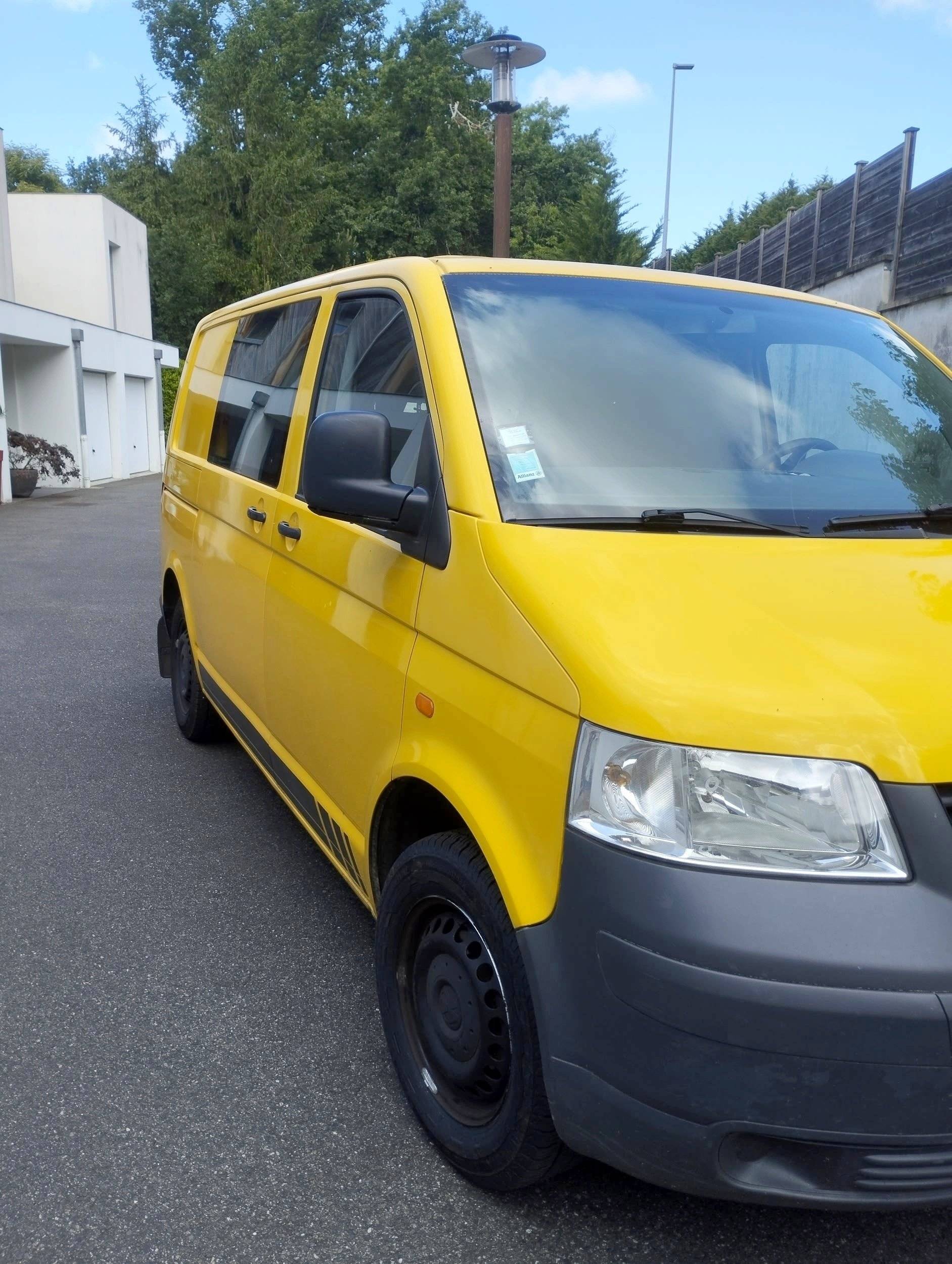 Vista de 3/4 Volkswagen T5 2 l 84 ch - Yescapa
