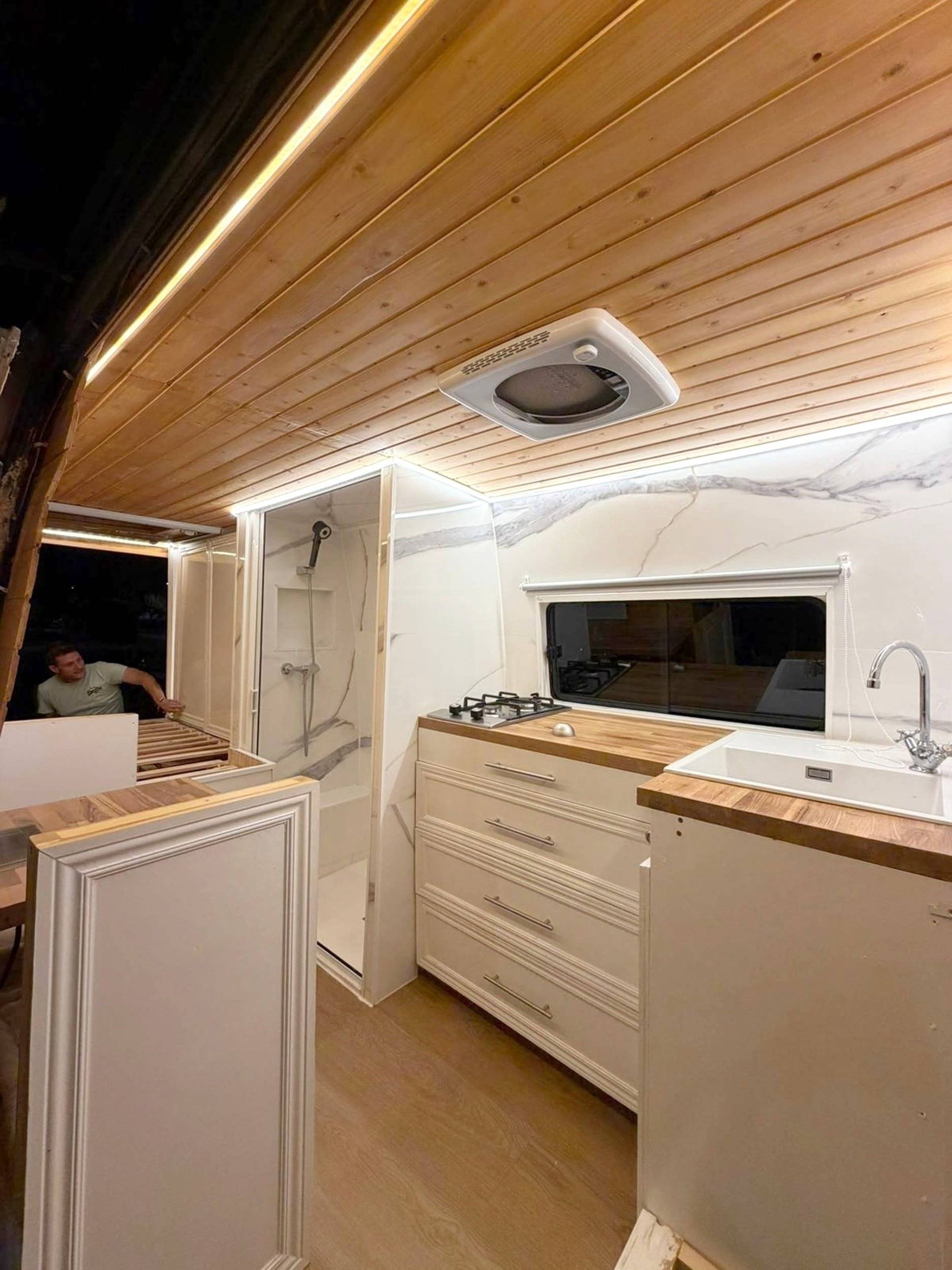 Front view from 3/4 Volkswagen Crafter 2,0 l 136 ch - Yescapa