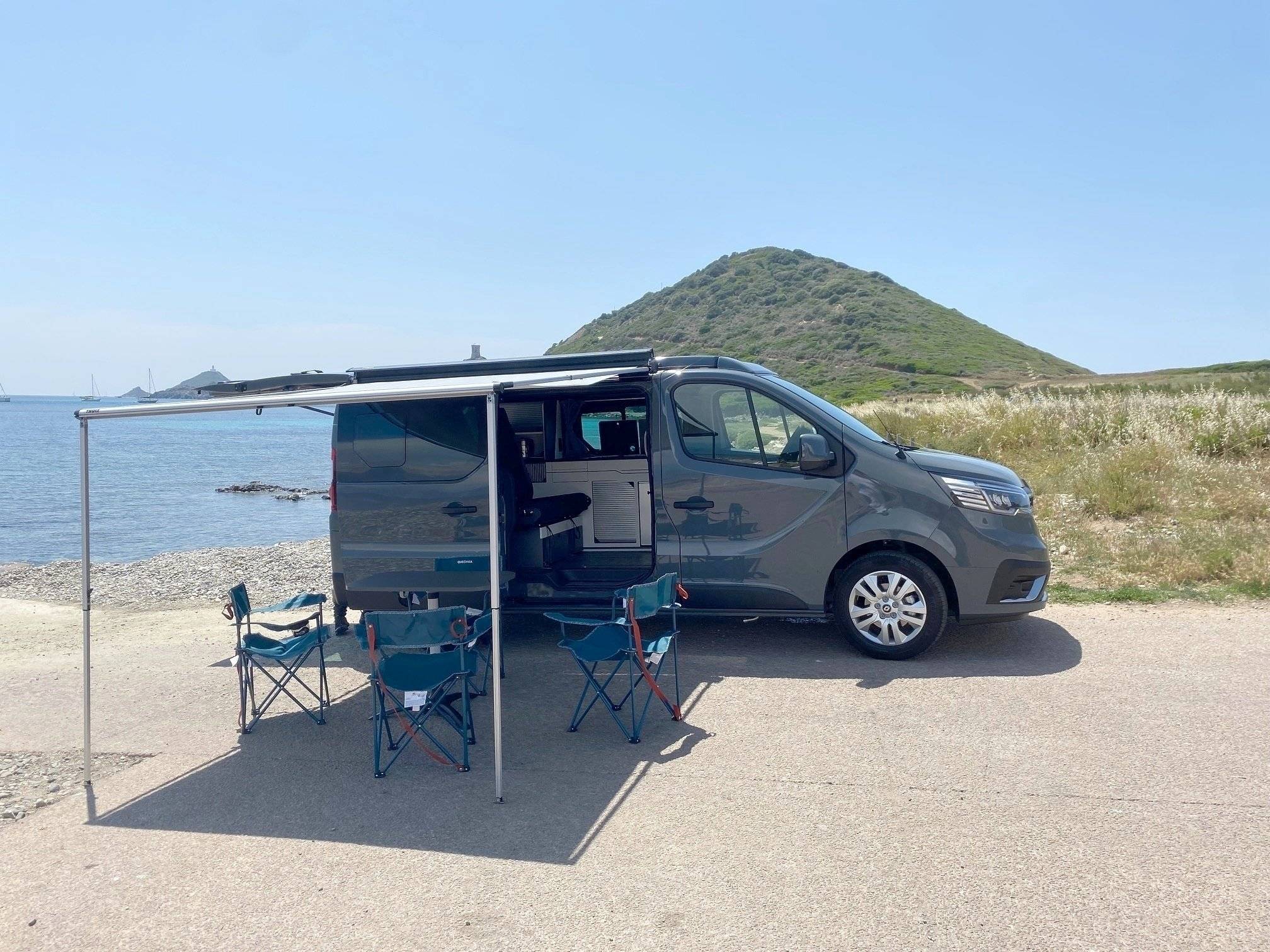 Vista de 3/4 Renault Renault trafic - Yescapa