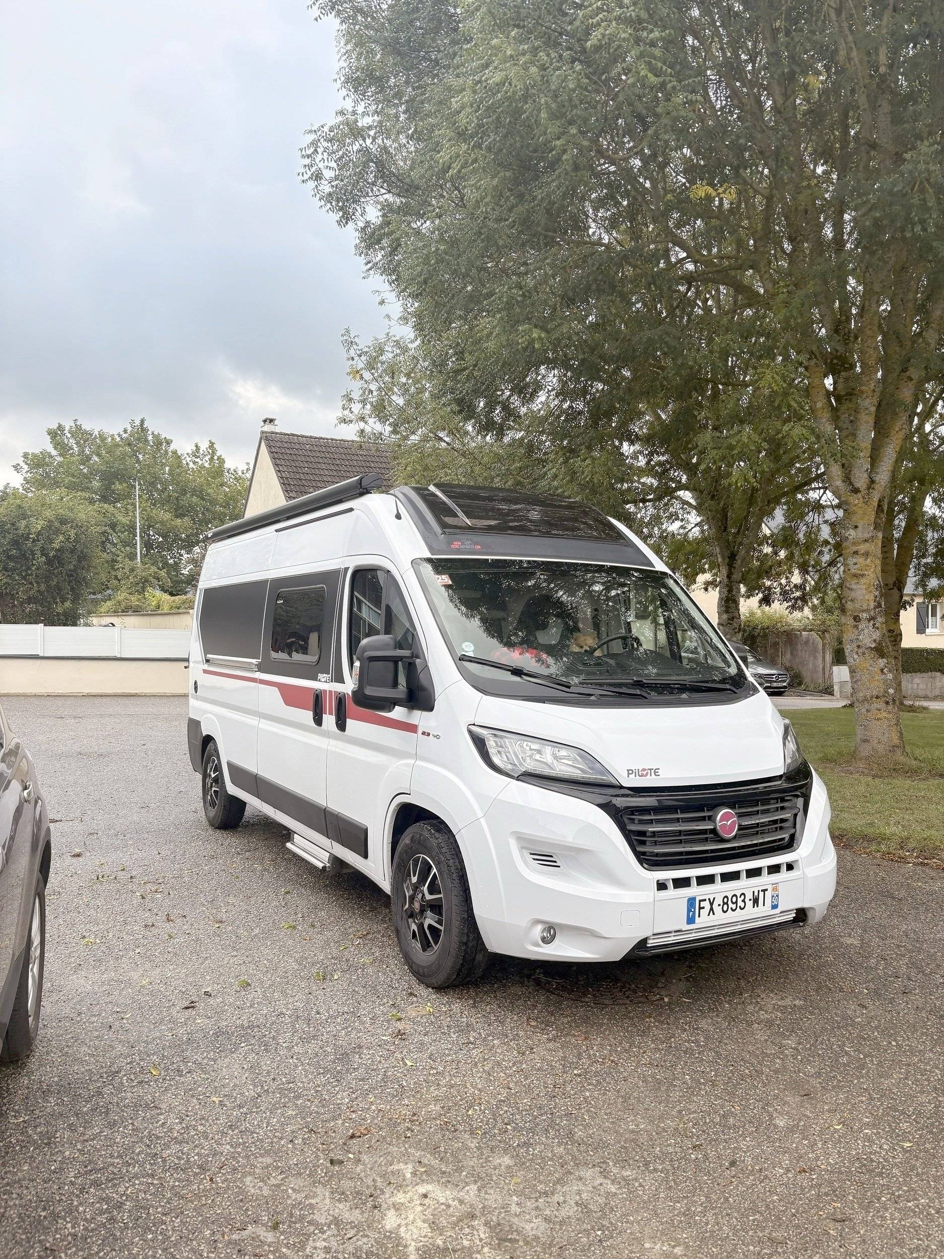 Vue avant de 3/4 Fiat Ducato 2,3 l 148 ch - Yescapa