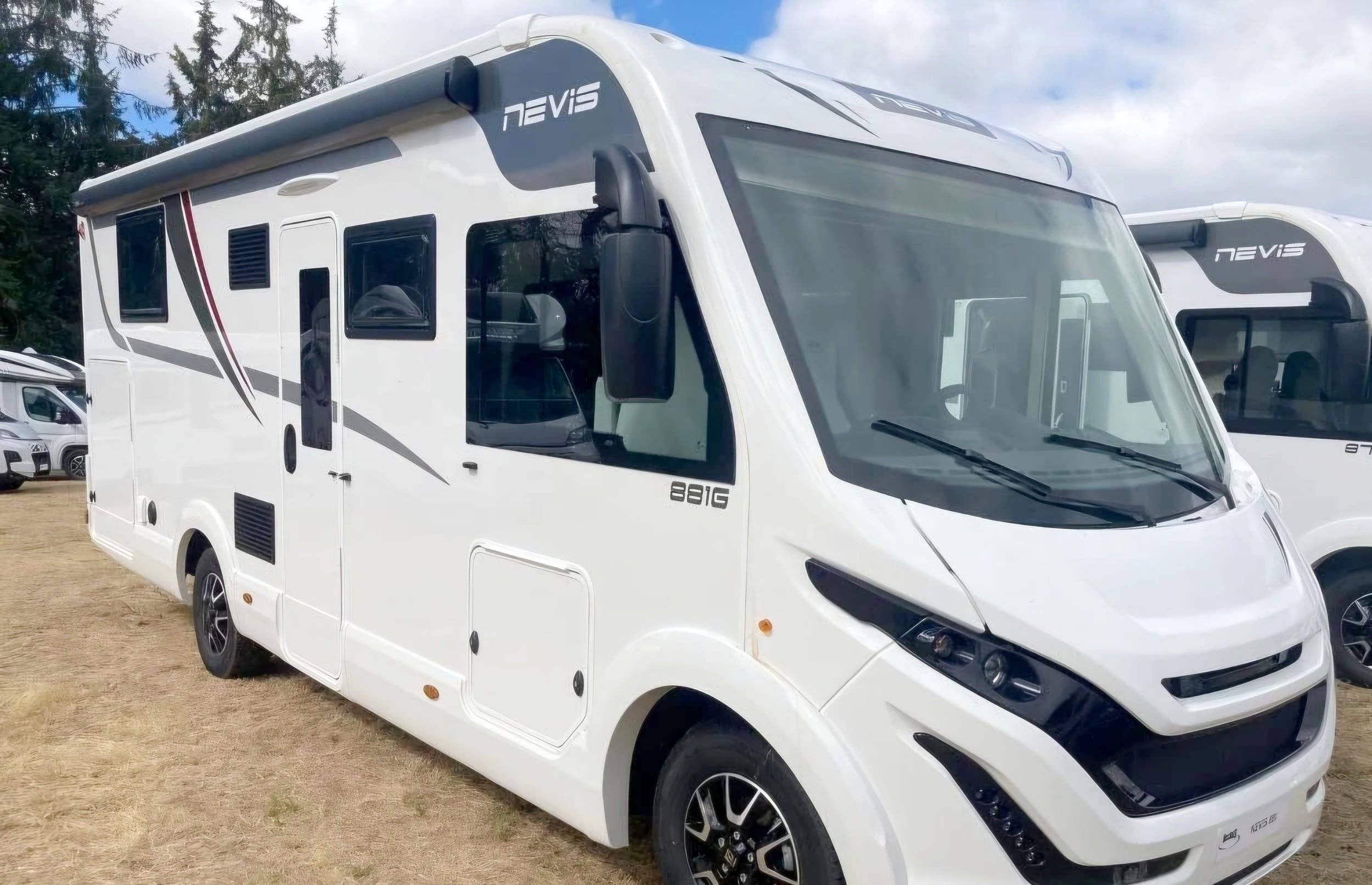 Vue avant de 3/4 Fiat 35 light 2,4 l 140 ch. - Yescapa