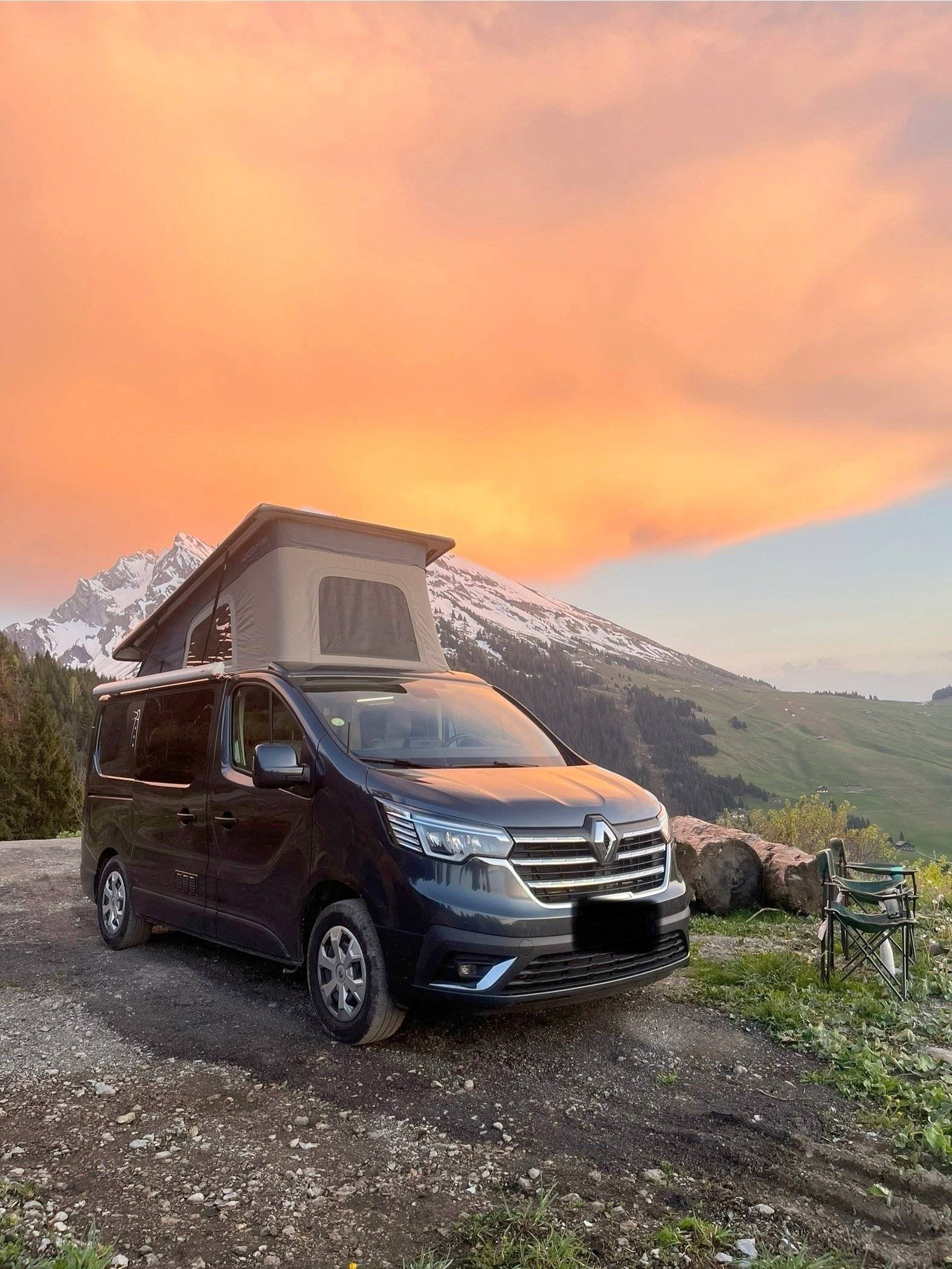 Vista de 3/4 Renault RENAULT TRAFIC - Yescapa
