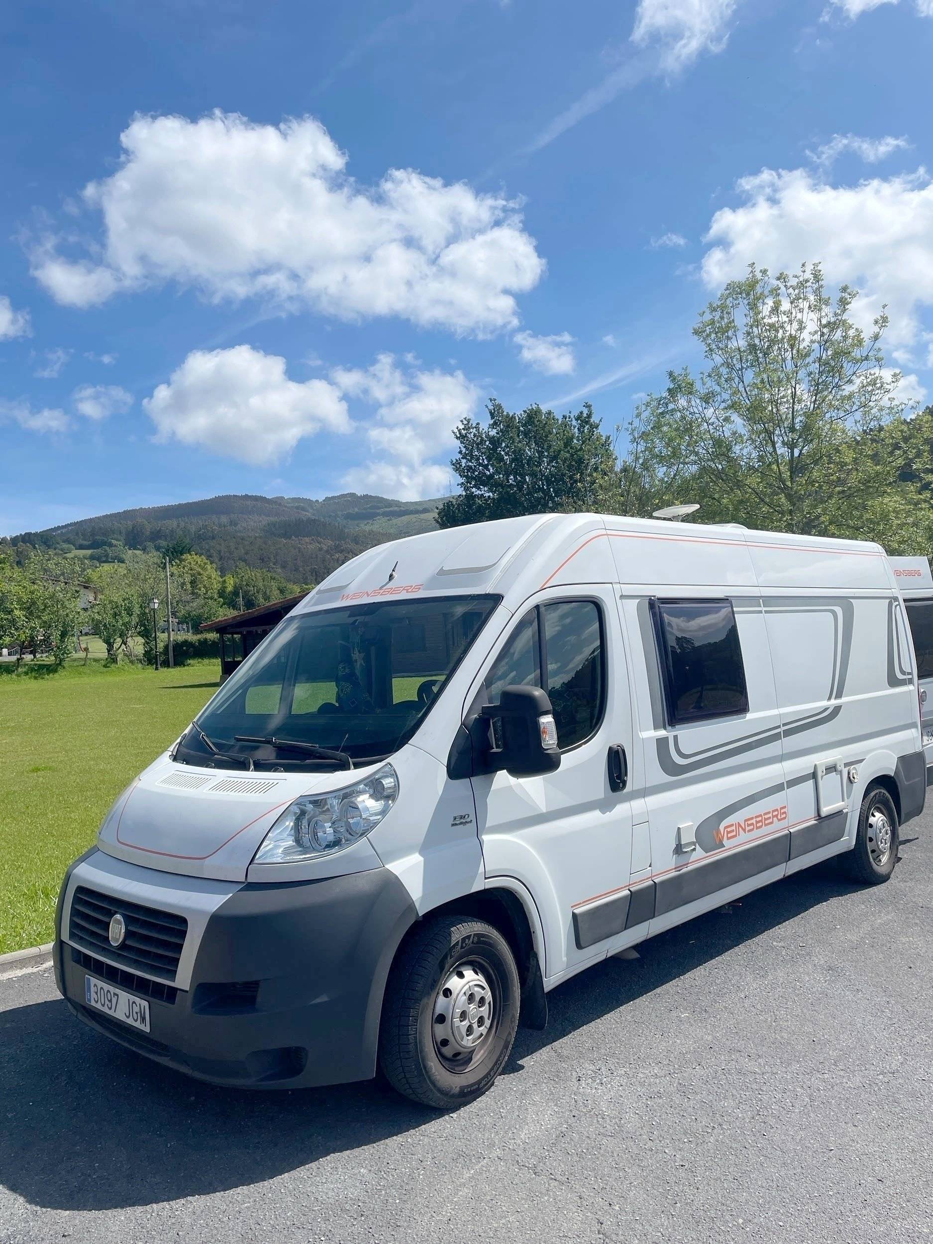 Vista del vehículo ángulo delantero Fiat Ducato 2,2 l Multijet 130 ch. - Yescapa