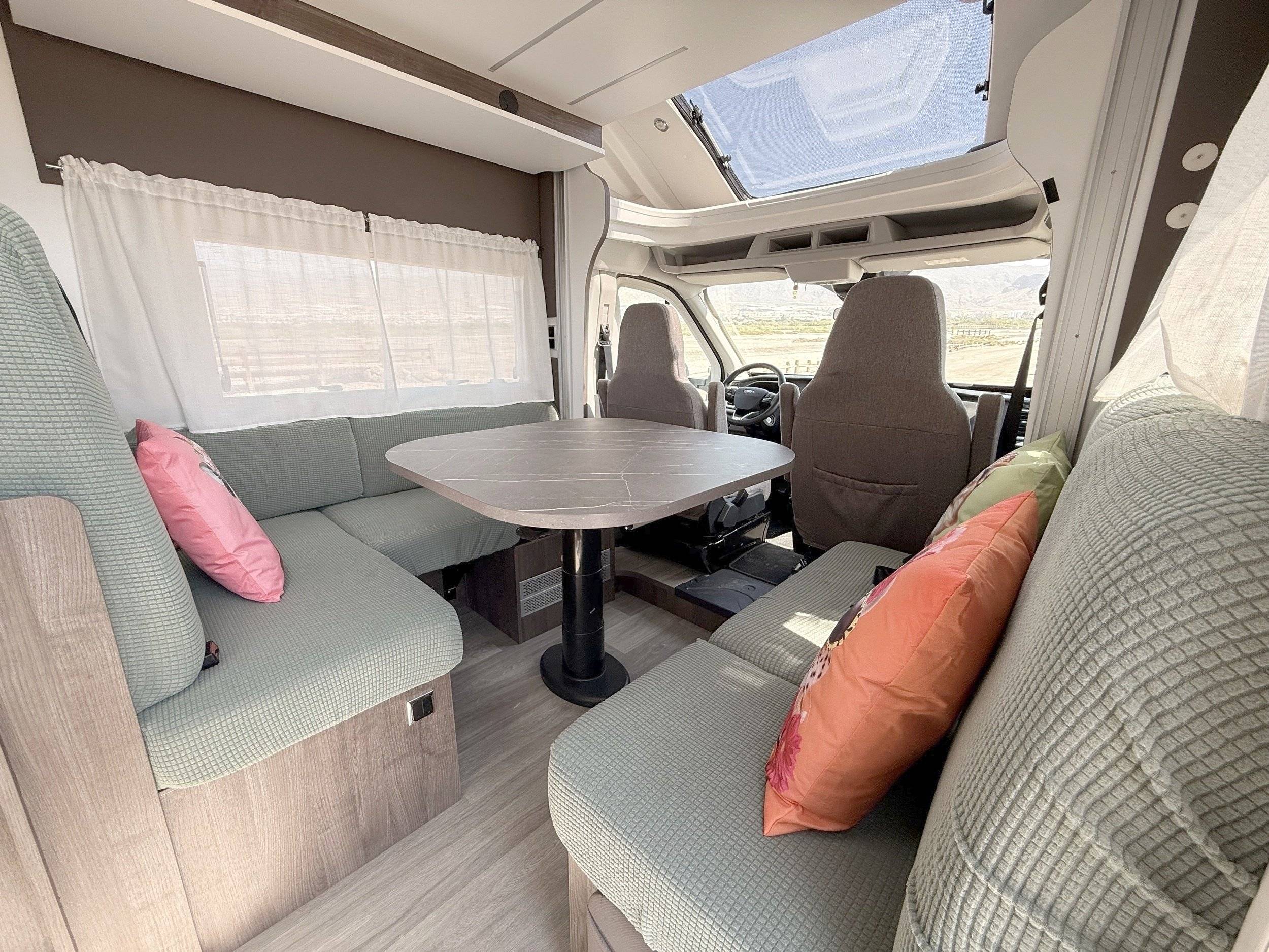Dining Area Ford Transit 2.0 | 165 PS - Yescapa