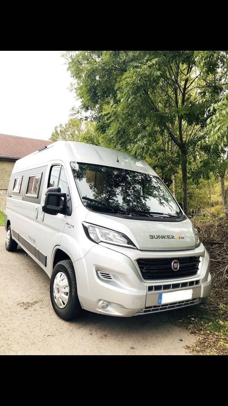 Vista del vehículo ángulo delantero Fiat 2,3 l 130 ch - Yescapa