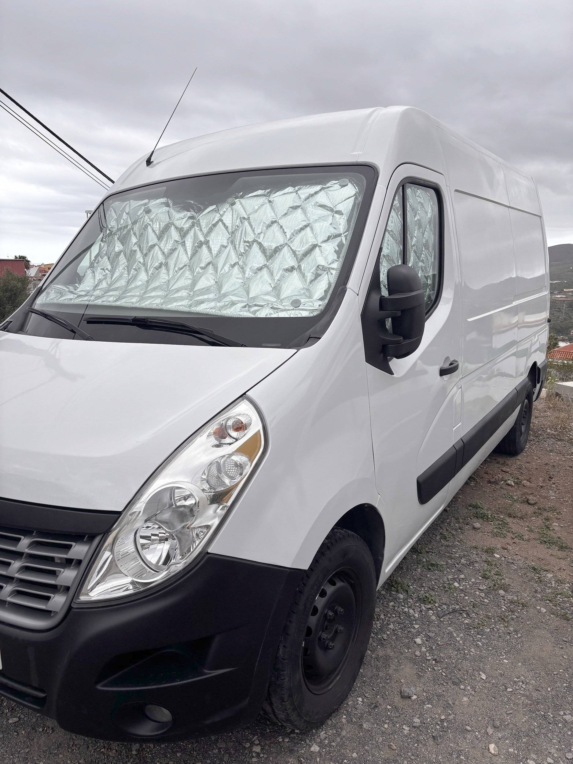 schräge Vorderansicht Renault Renault Master - Yescapa