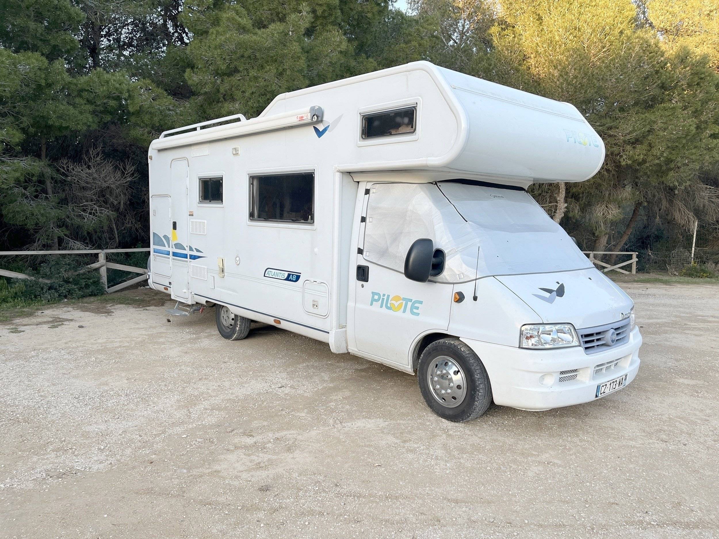 Vista del vehicle angle davanter Fiat Ducato 2.8 JTD - Yescapa