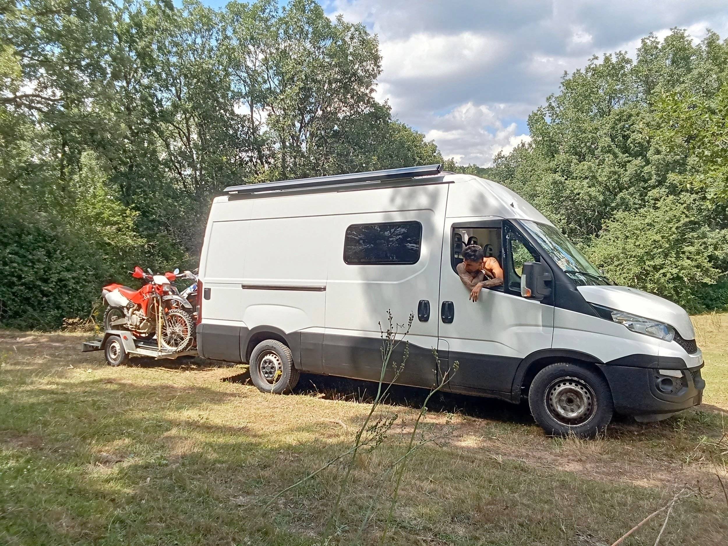 Vista del vehicle angle davanter Iveco Daily 35c13 - Yescapa