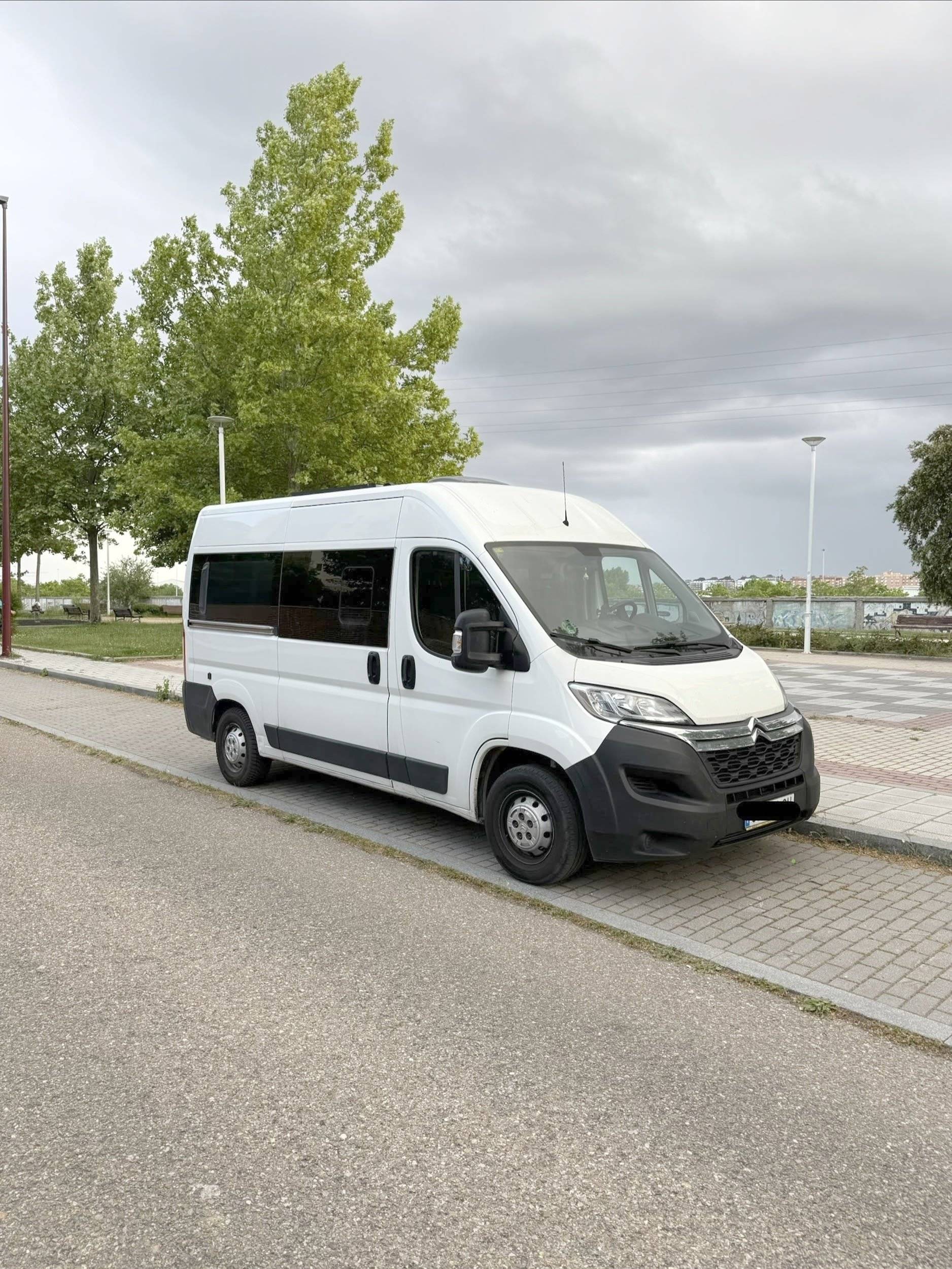 Vista del vehículo ángulo delantero Citroën - Yescapa