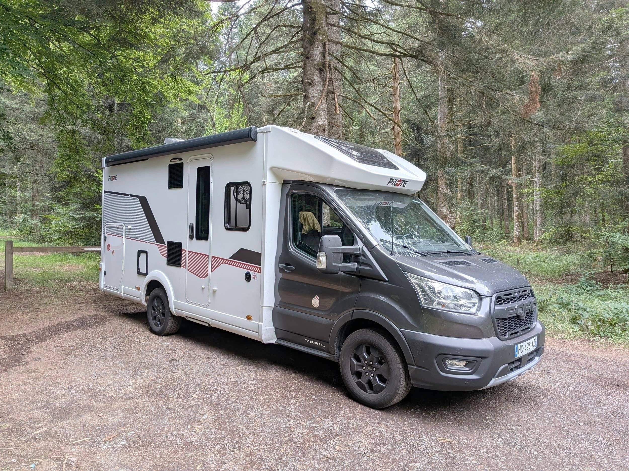 Front view from 3/4 Ford Transit 165 cv BVA - Yescapa