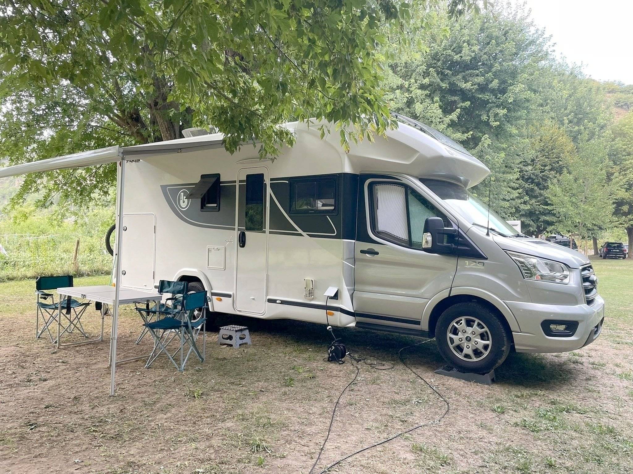 Voorkant 3/4 Ford ford transit - Yescapa