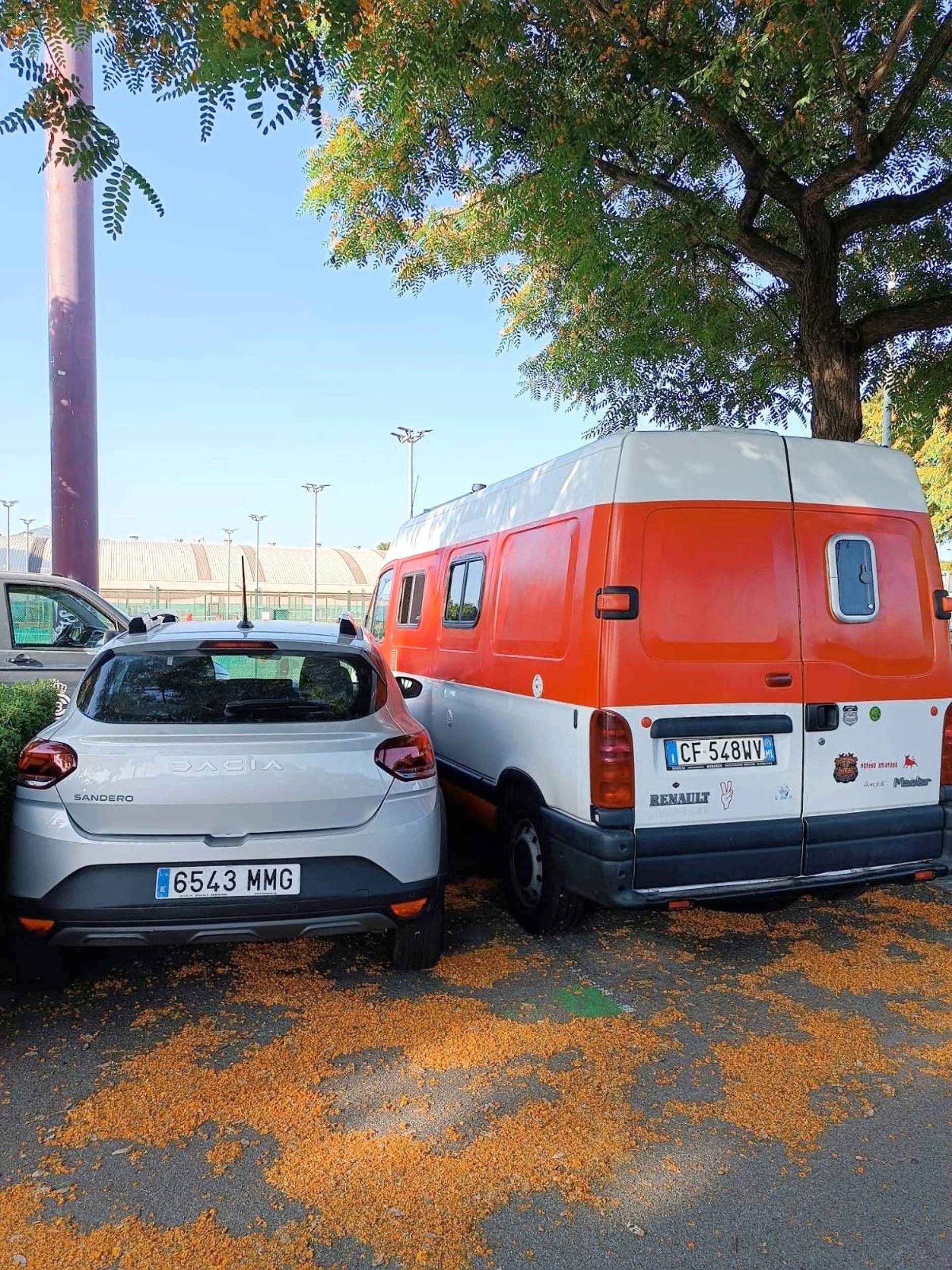 Vista frontale a ¾ Renault Master - Yescapa