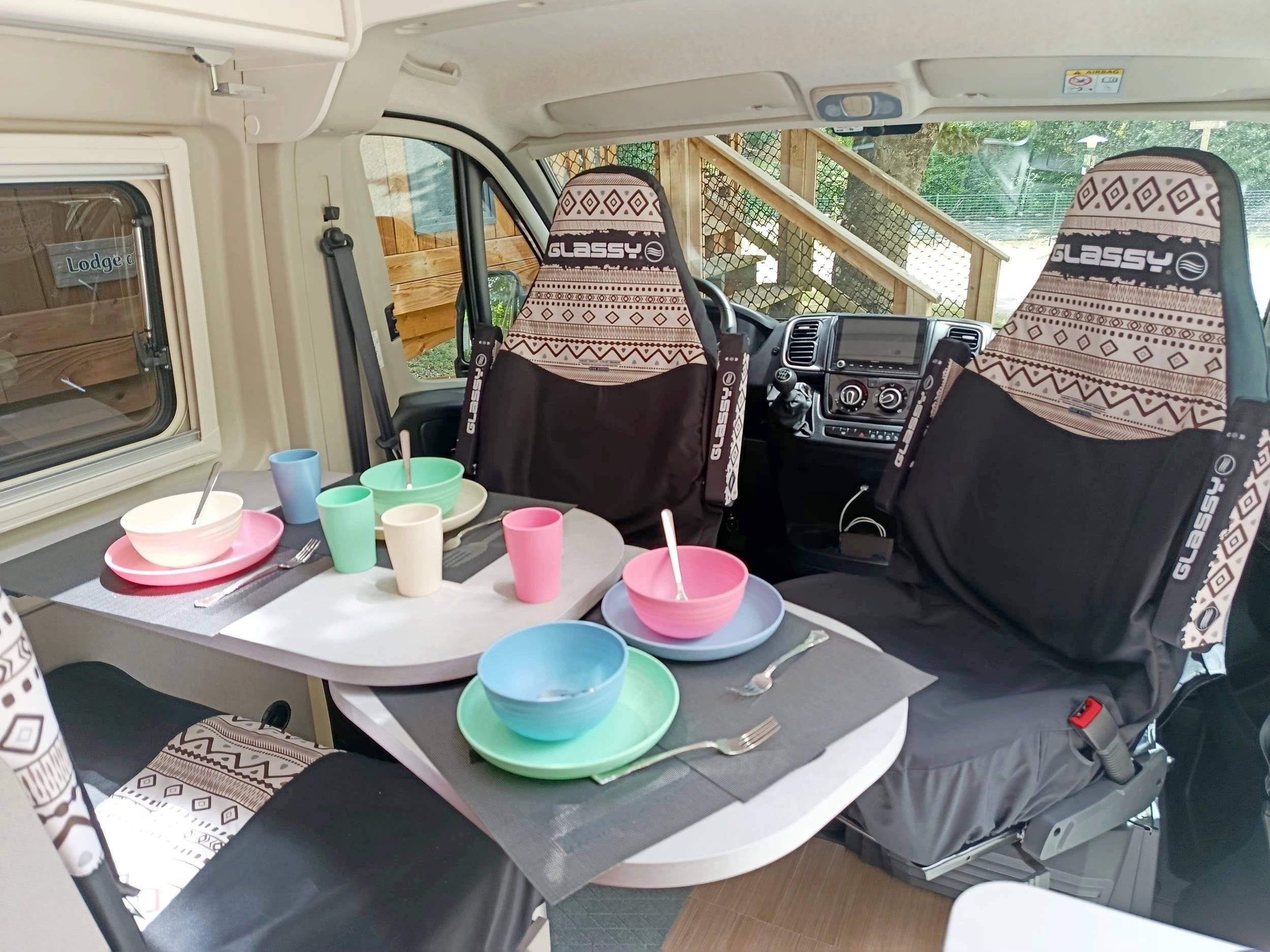 Área de jantar Fiat Ducato 140 cv - Yescapa