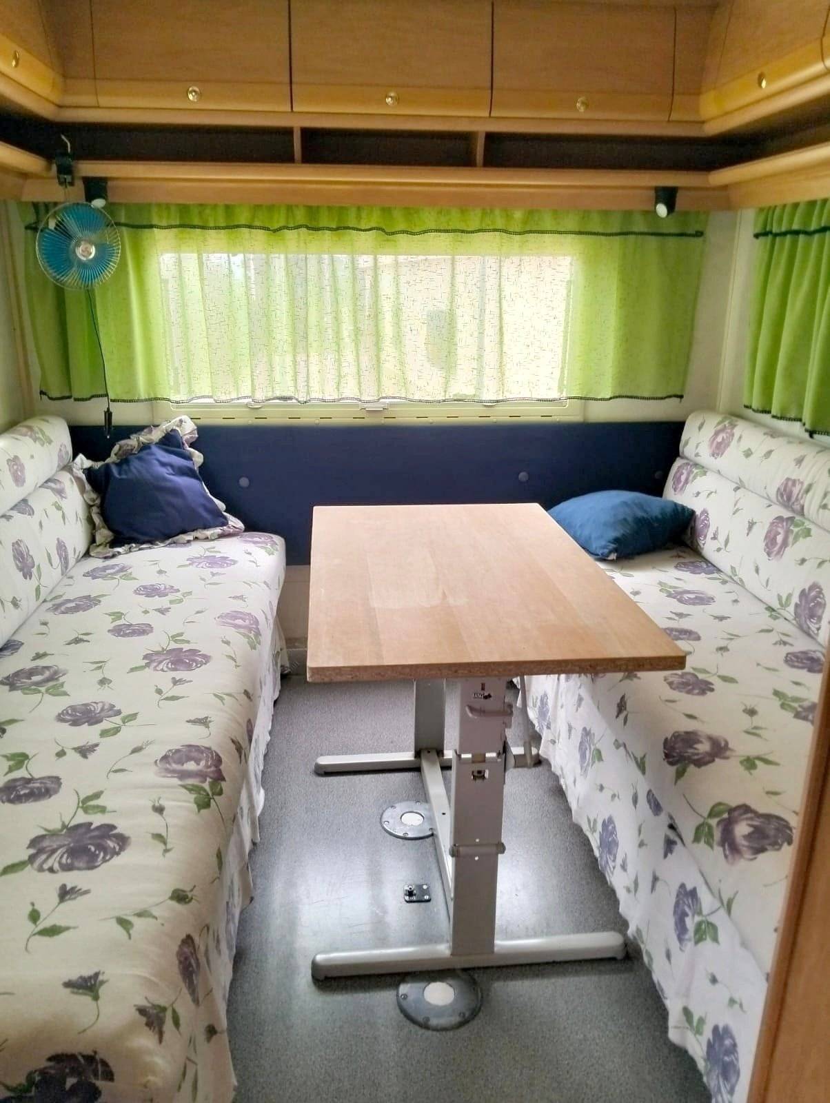 Área de jantar Fiat Ducato 2.5 tdi - Yescapa