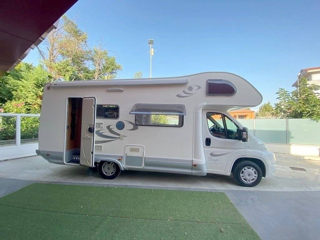 Vista del vehículo ángulo delantero Fiat Ducato 2,2 140cv - Yescapa