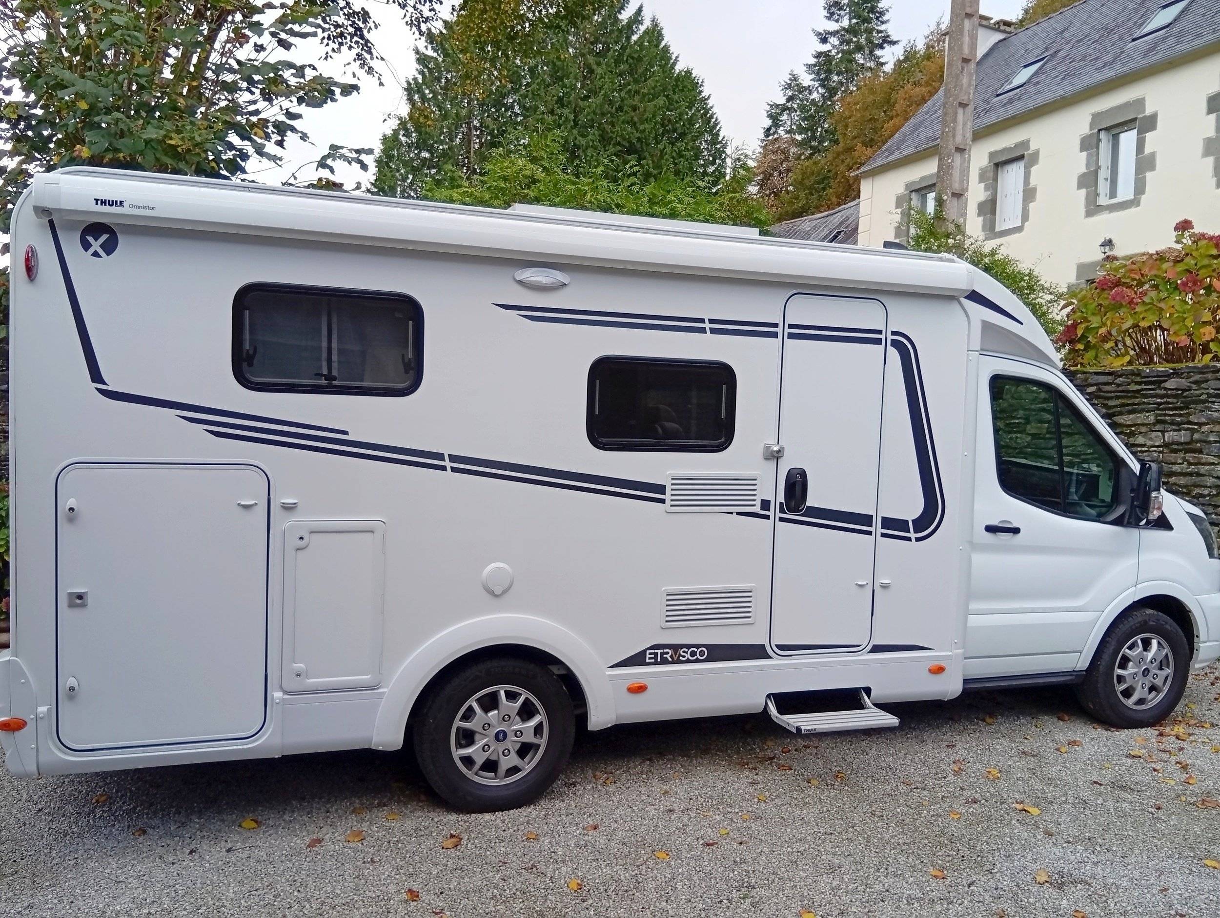 Voorkant 3/4 Ford ford transit - Yescapa