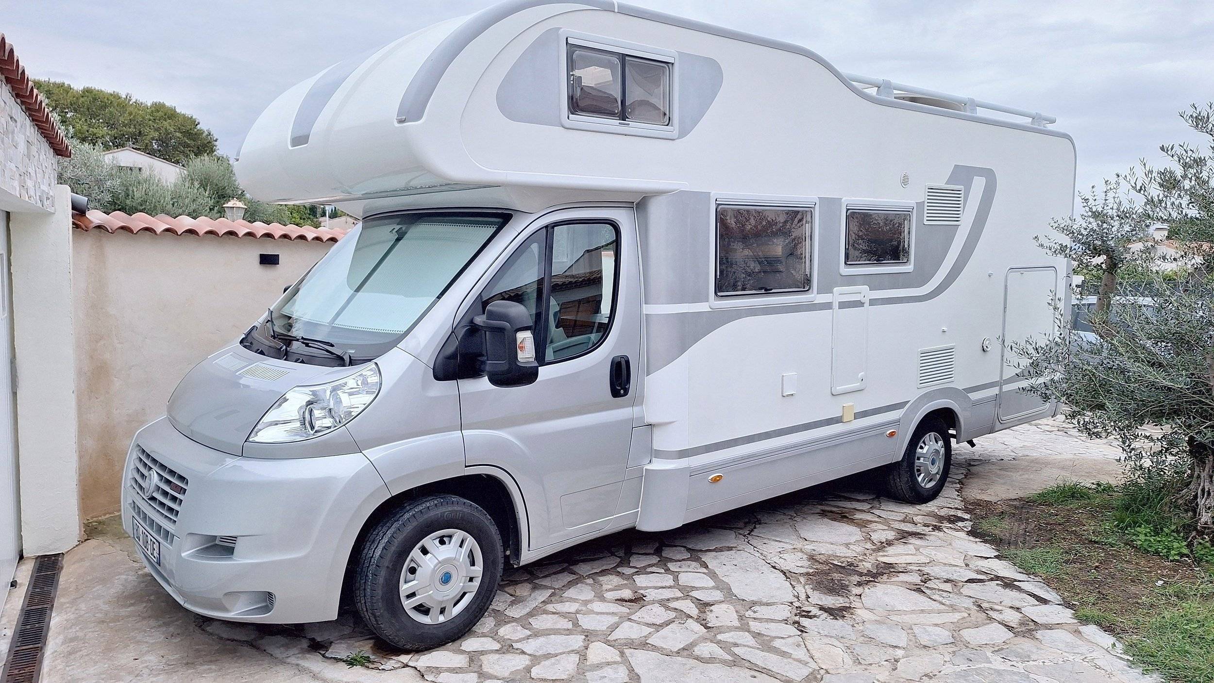 Front view from 3/4 Fiat Ducato 3,0 l 160 ch - Yescapa