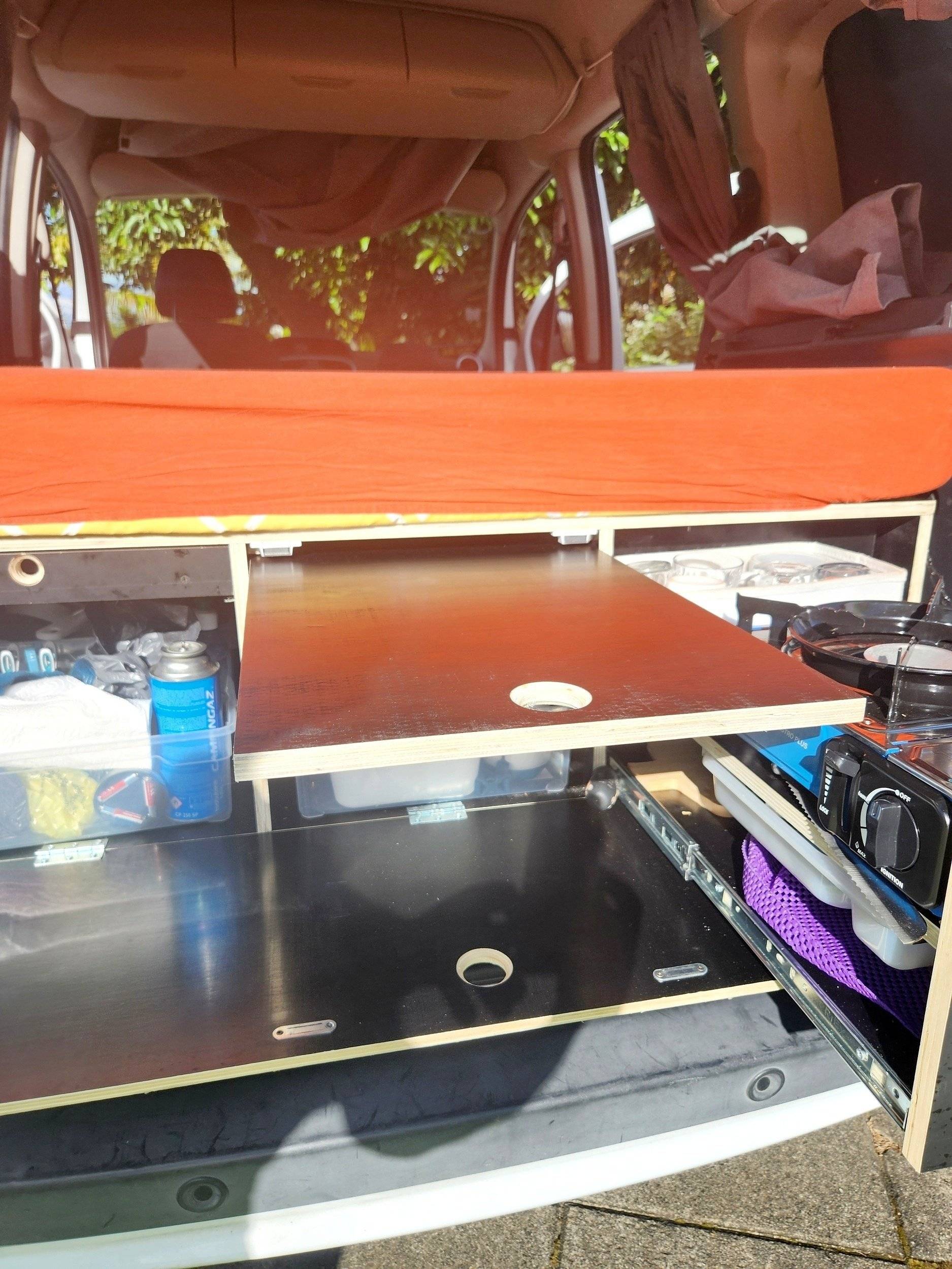 Área de jantar Renault Kangoo - Yescapa