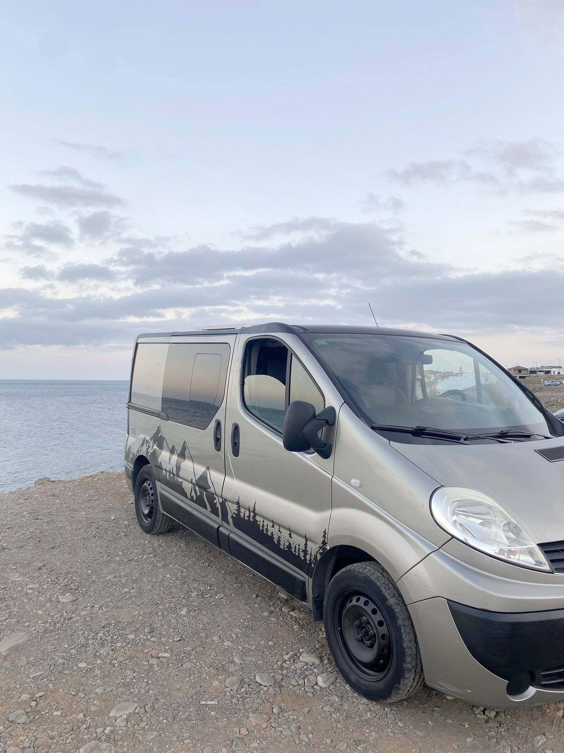 schräge Vorderansicht Renault Trafic 2,0 l dCi 115 ch - Yescapa