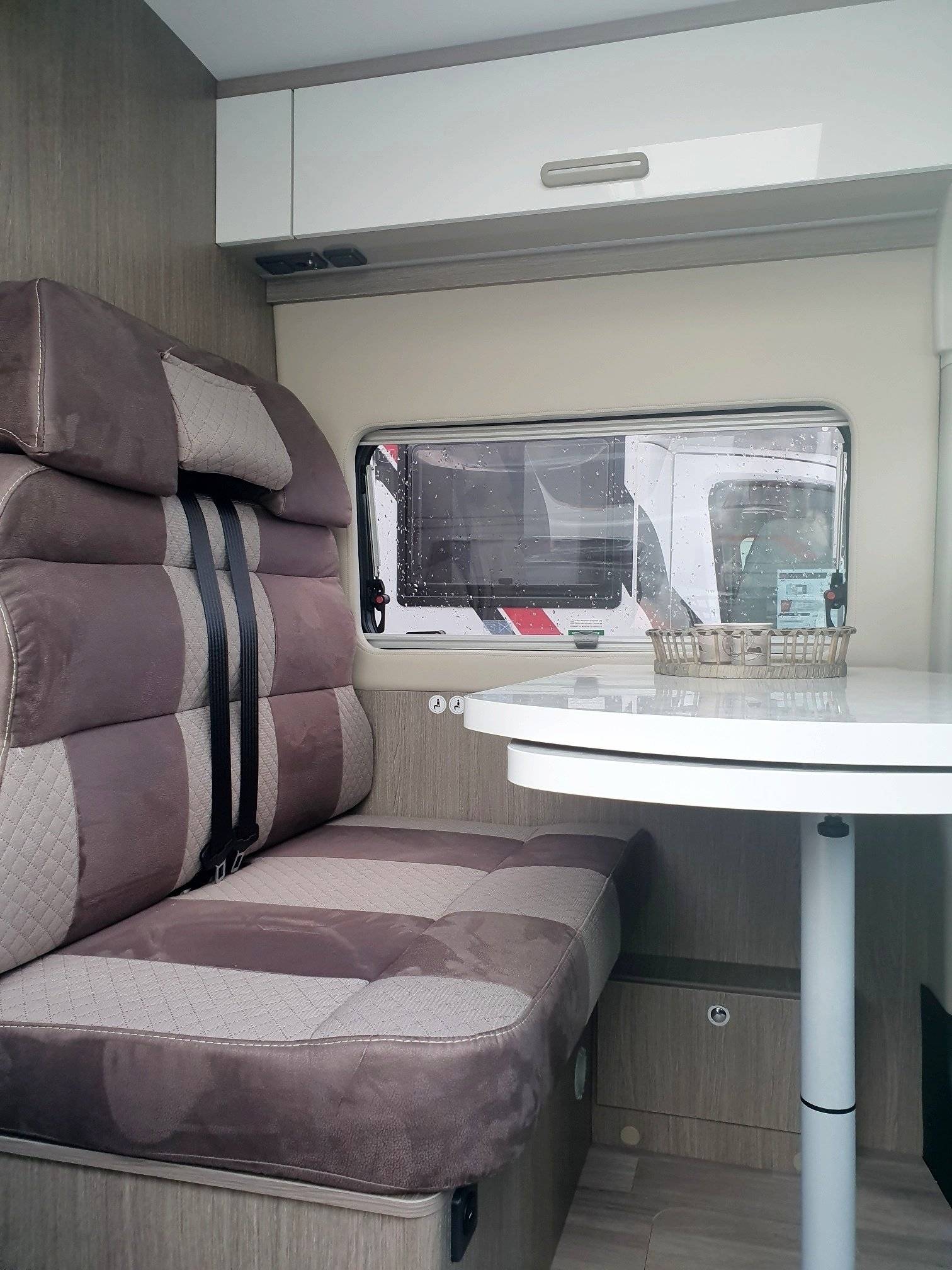 Dining Area Fiat Challenger V114 - Yescapa