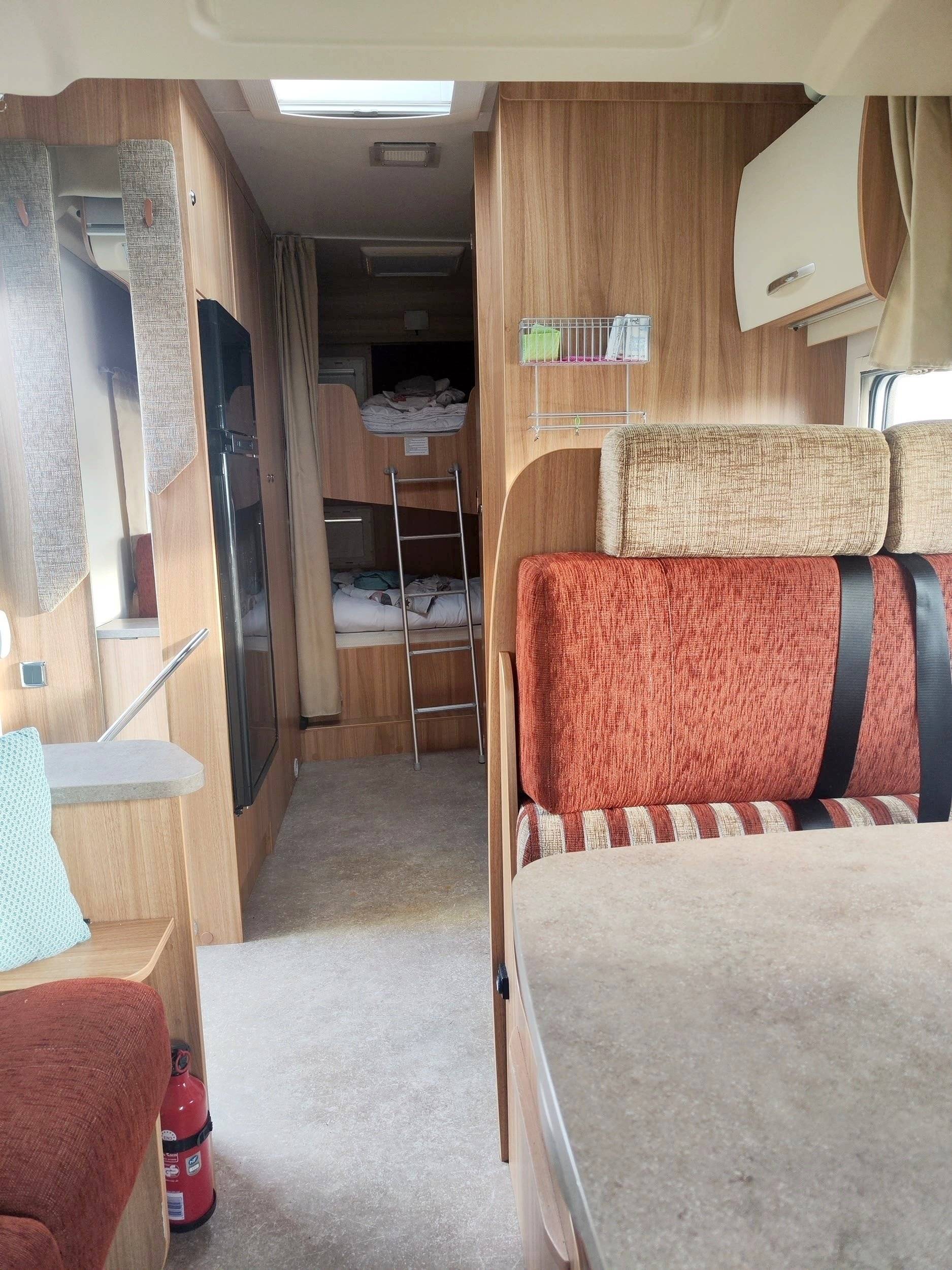 Couchages Ford Transit 2,0 l 115 ch - Yescapa