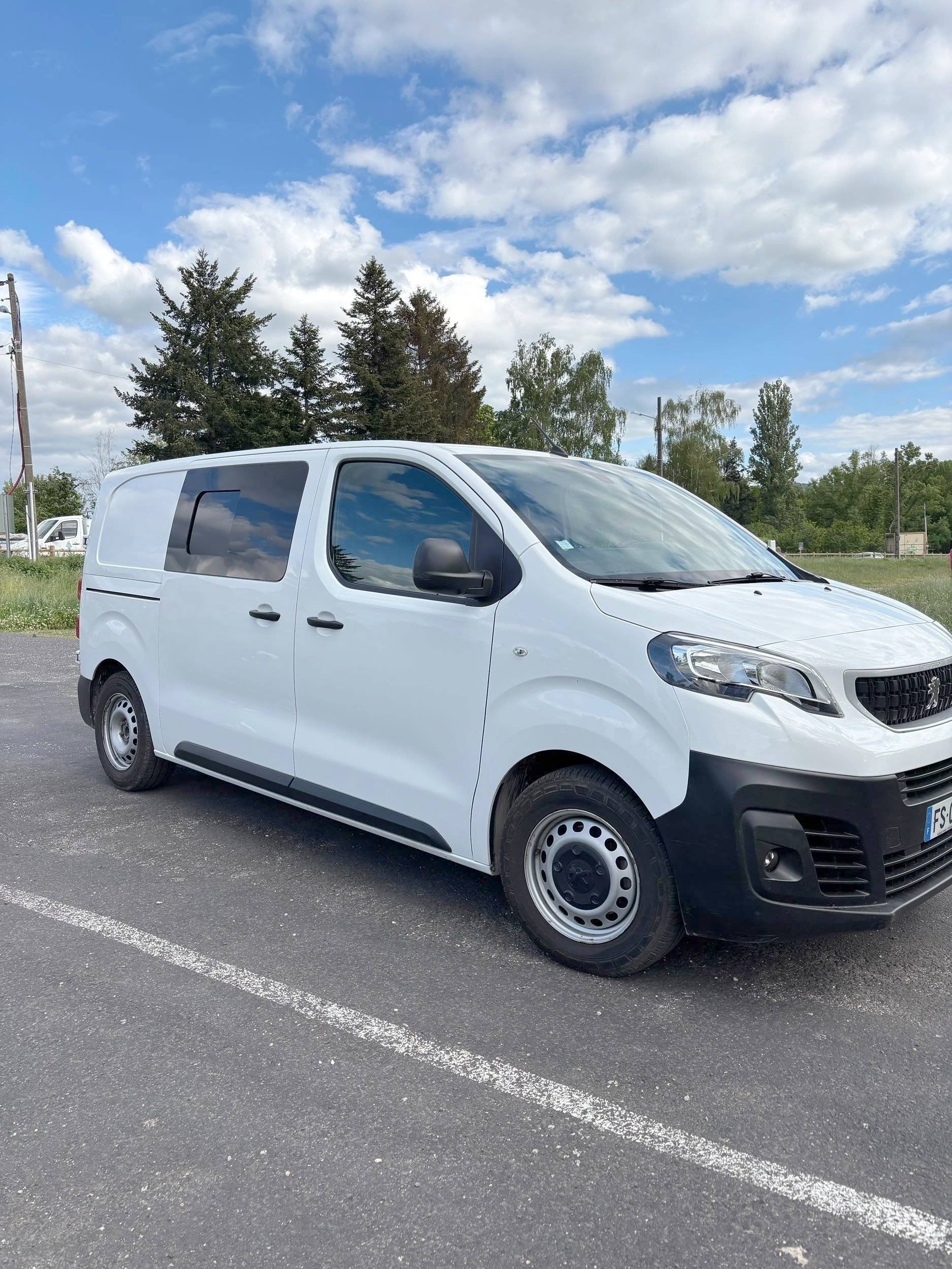 Front view from 3/4 Peugeot Expert 1,6 l 95 ch - Yescapa