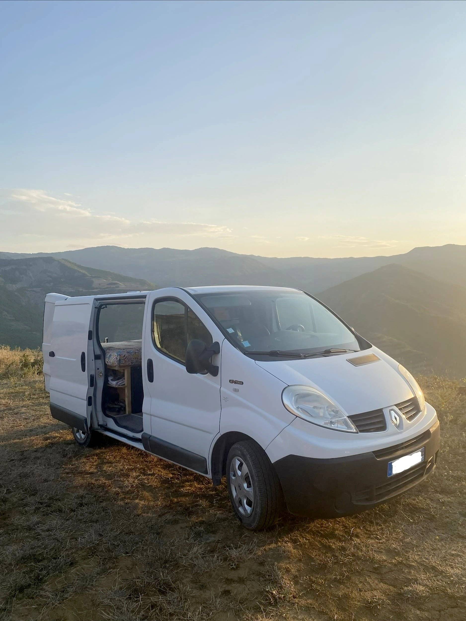 schräge Vorderansicht Renault 2,0 l 90 ch - Yescapa