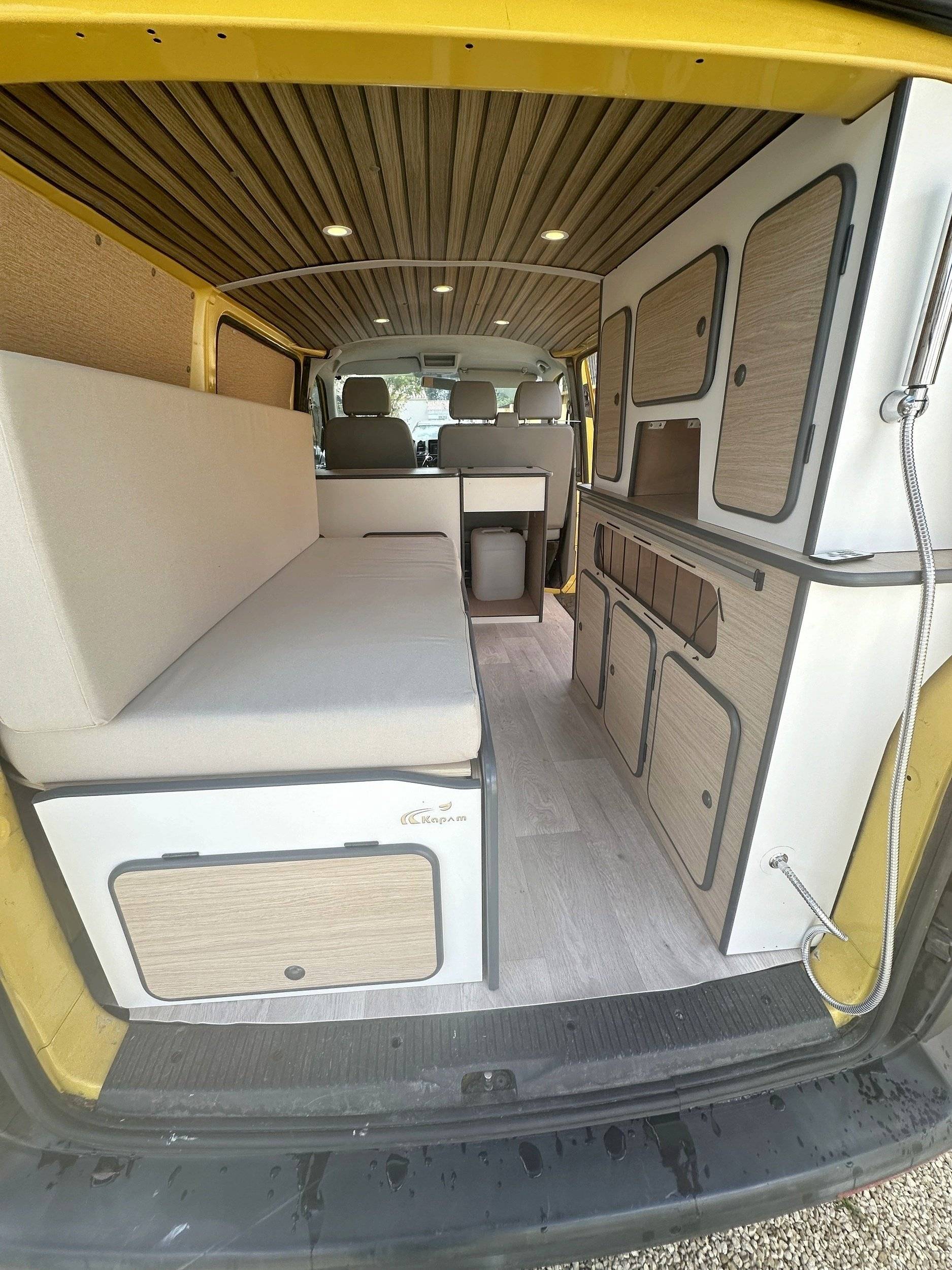 Plazas en cama Volkswagen T5 2 l 84 ch - Yescapa