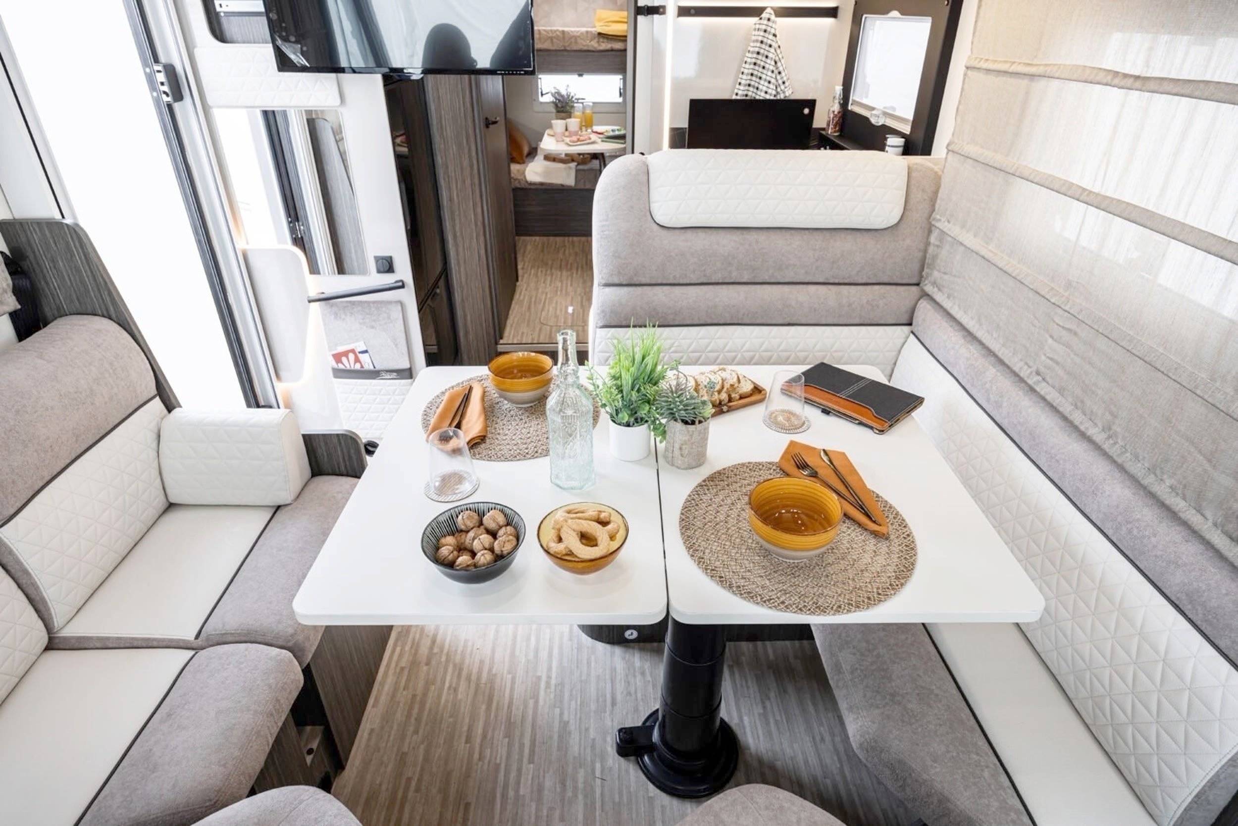 Dining Area Fiat Fiat Ducato 2.2L MTJ 140 CH - Yescapa