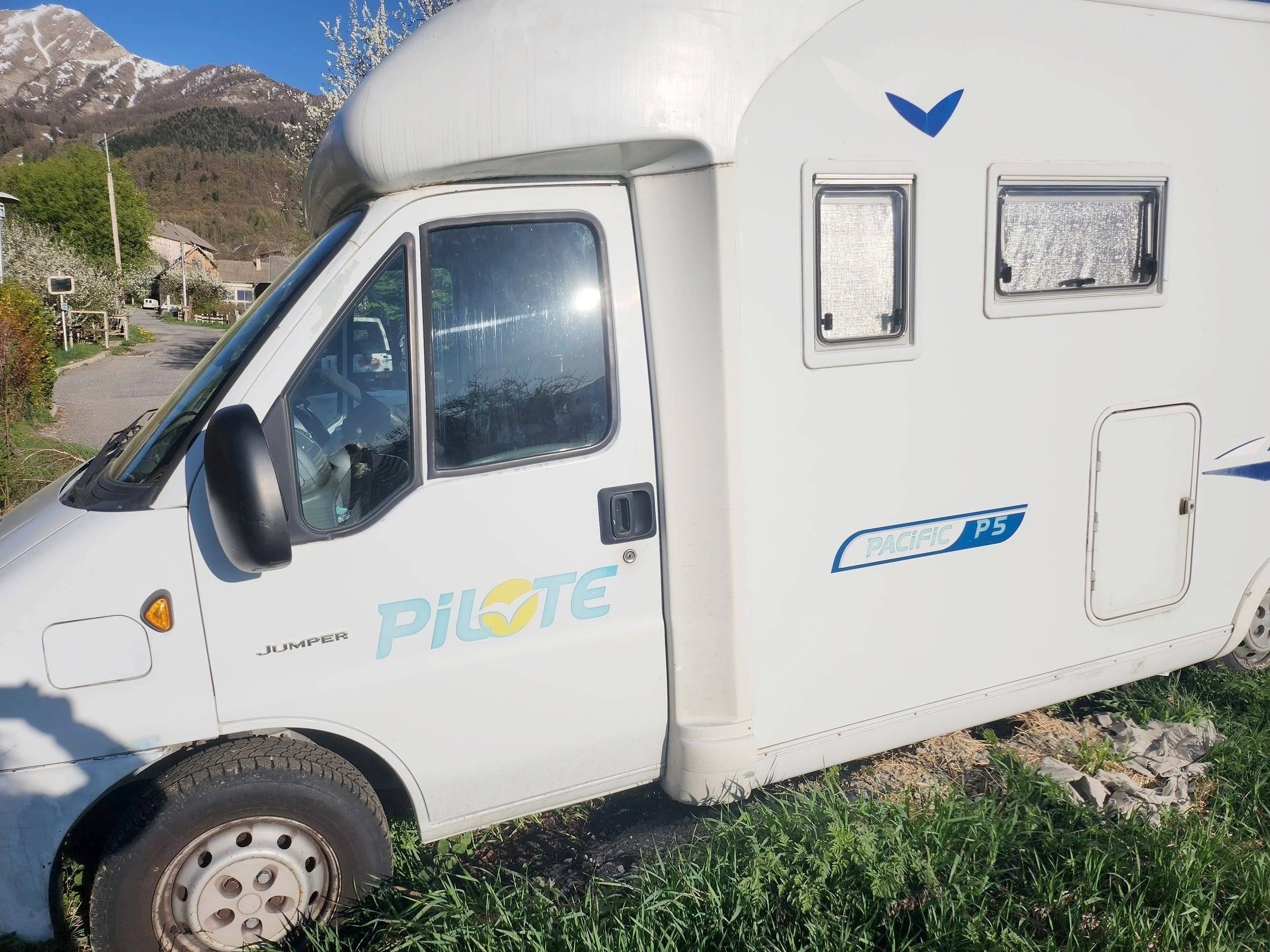 Vista del vehículo ángulo delantero Citroën Jumper 2,2 l 120ch - Yescapa