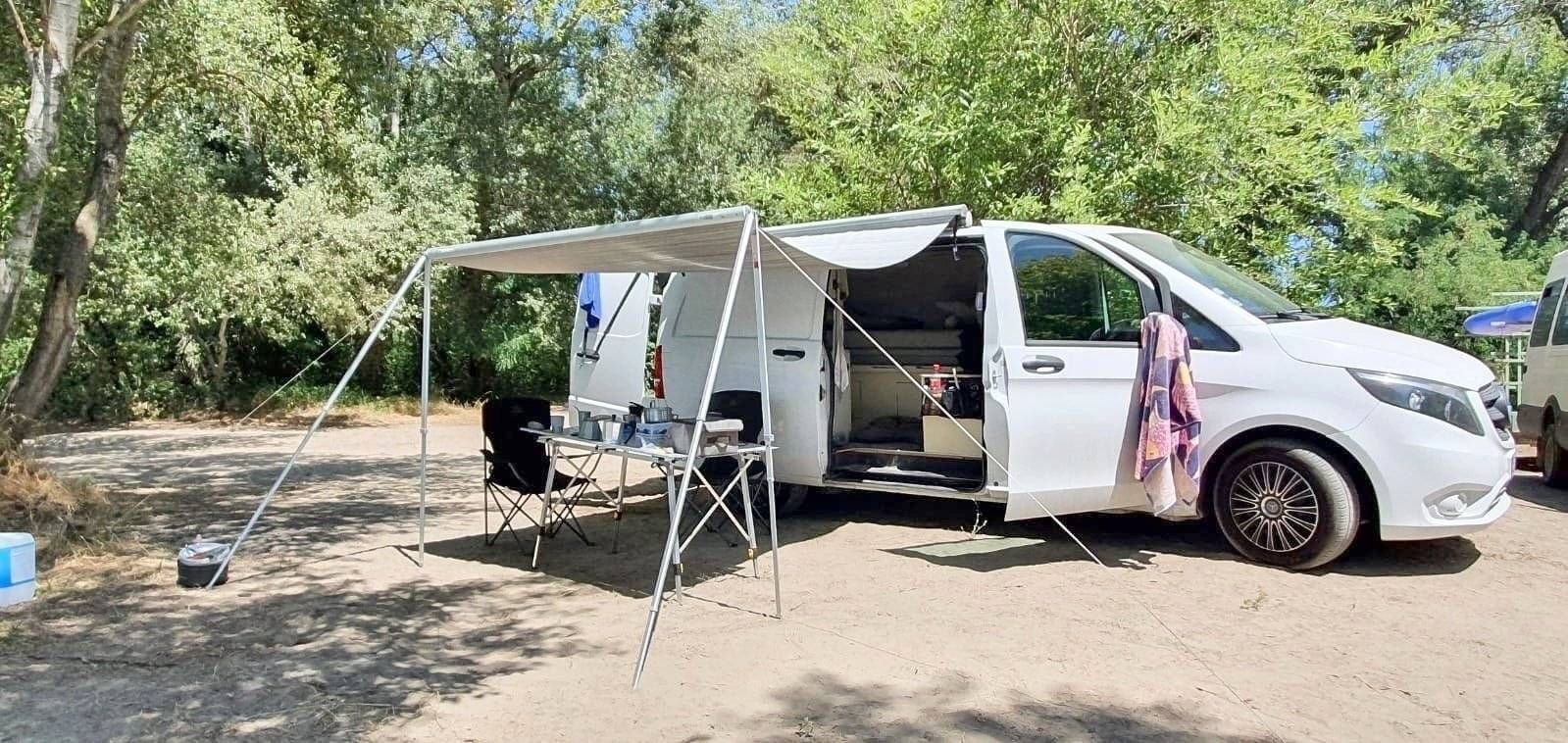 Vue avant de 3/4 Mercedes Vito 111 CDI 116 ch. - Yescapa