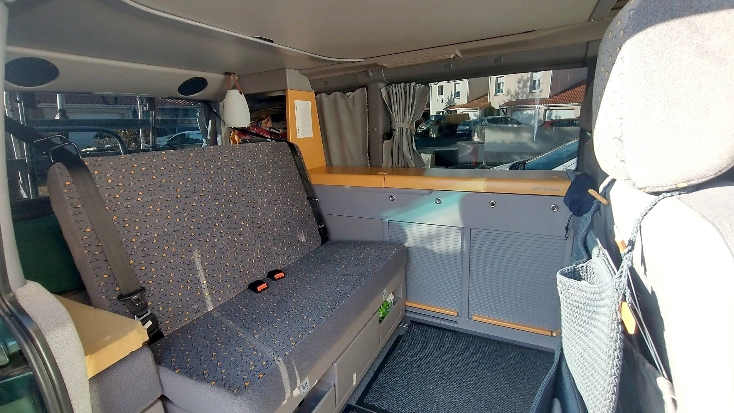 Dining Area Mercedes Vito 112 cdi 122 cv - Yescapa