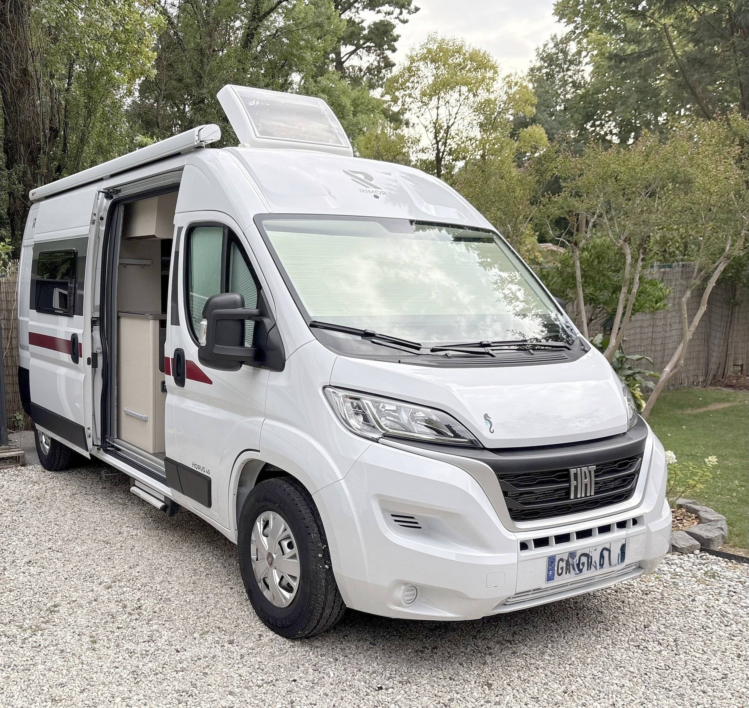 Front view from 3/4 Fiat 2,3 l 130 ch - Yescapa