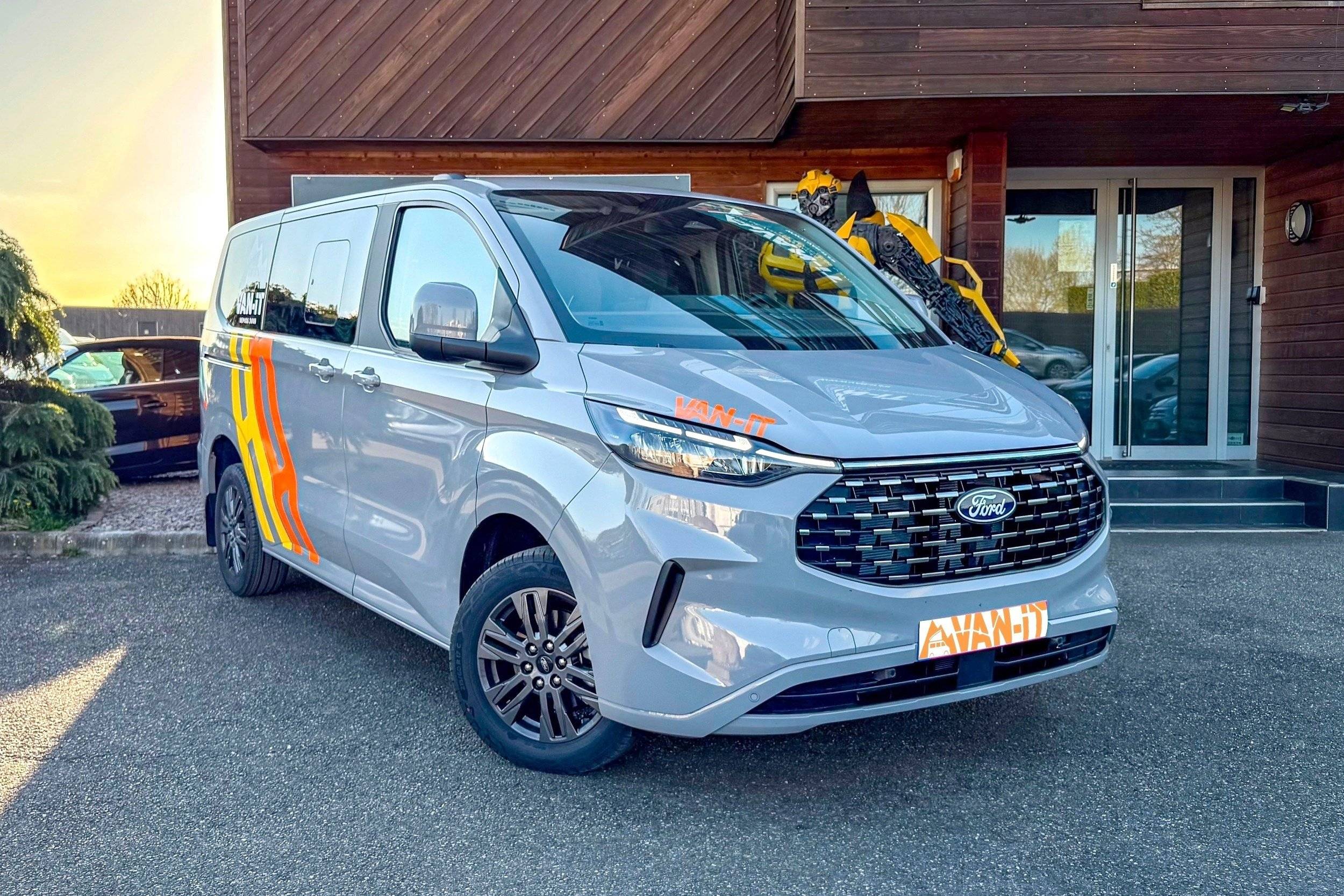 schräge Vorderansicht Ford Transit Custom 2,0  136PS - Yescapa