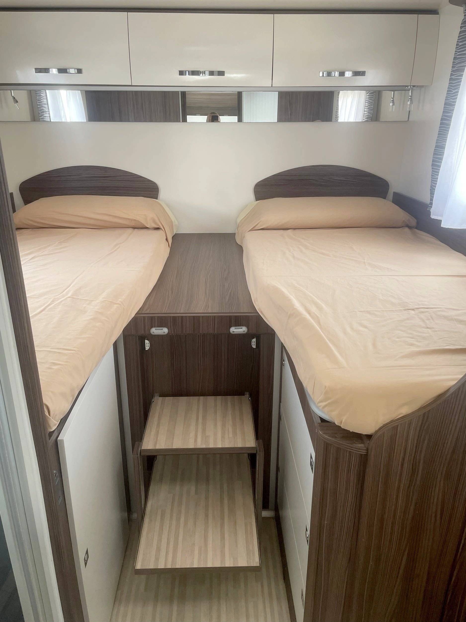 Plazas en cama Ford Transit 2,0 l 170 ch - Yescapa
