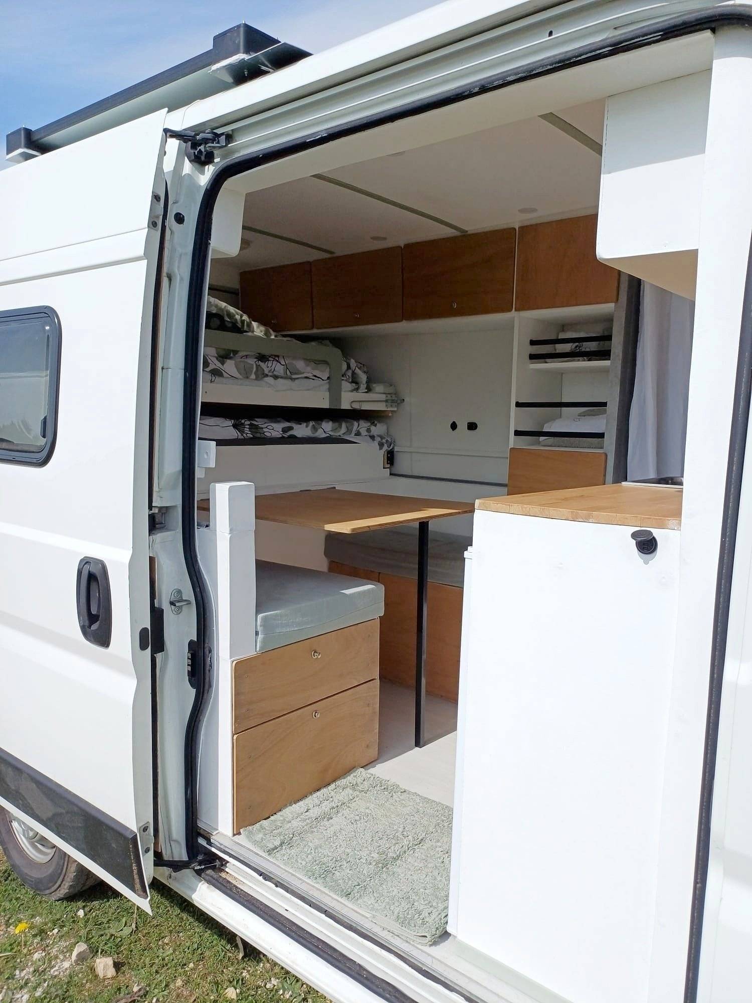 Dining Area Peugeot Boxer 2,2 l hdi 130 ch - Yescapa