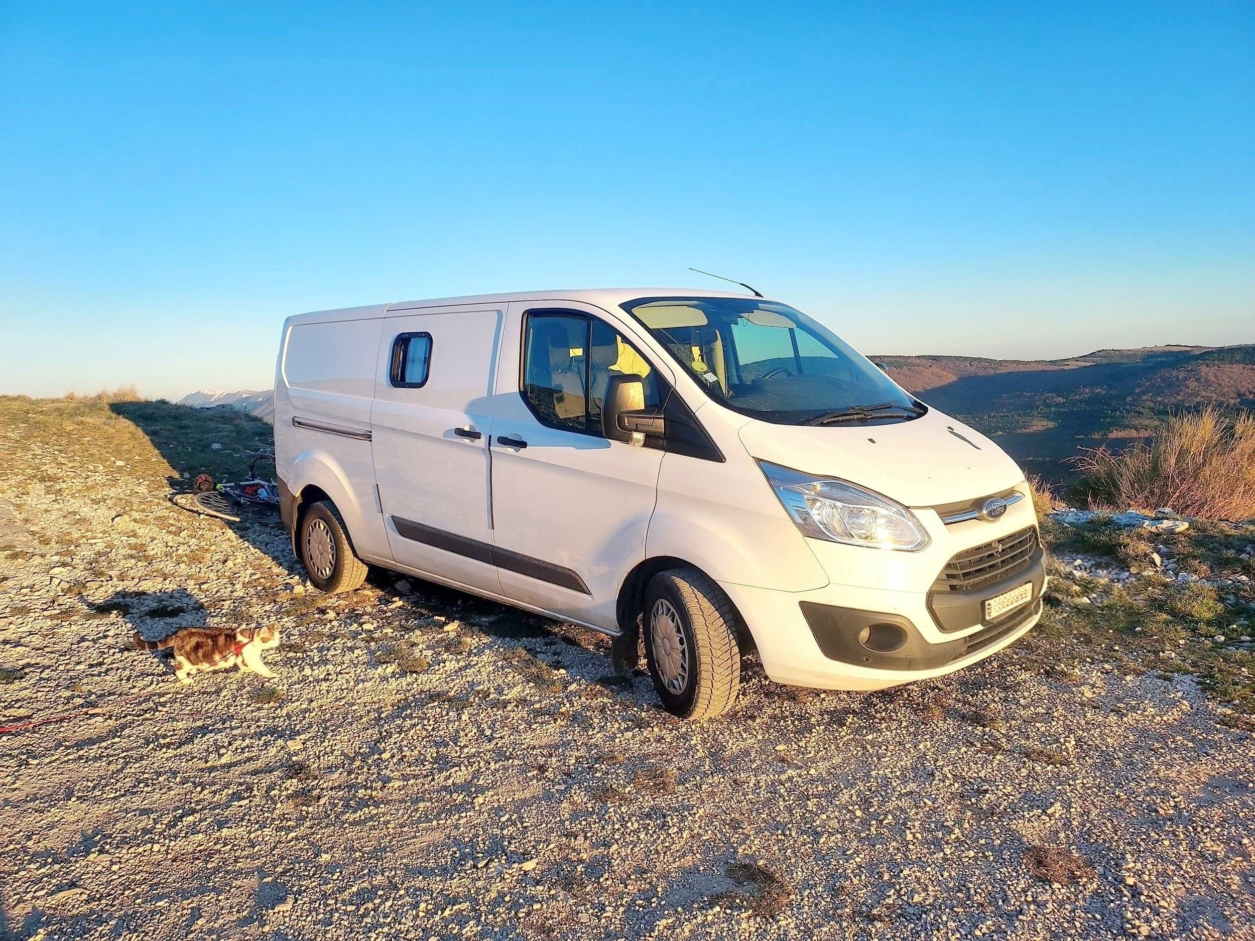 Vista frontale a ¾ Ford Custom L2H1 version Trend 2,2 l 125 ch - Yescapa