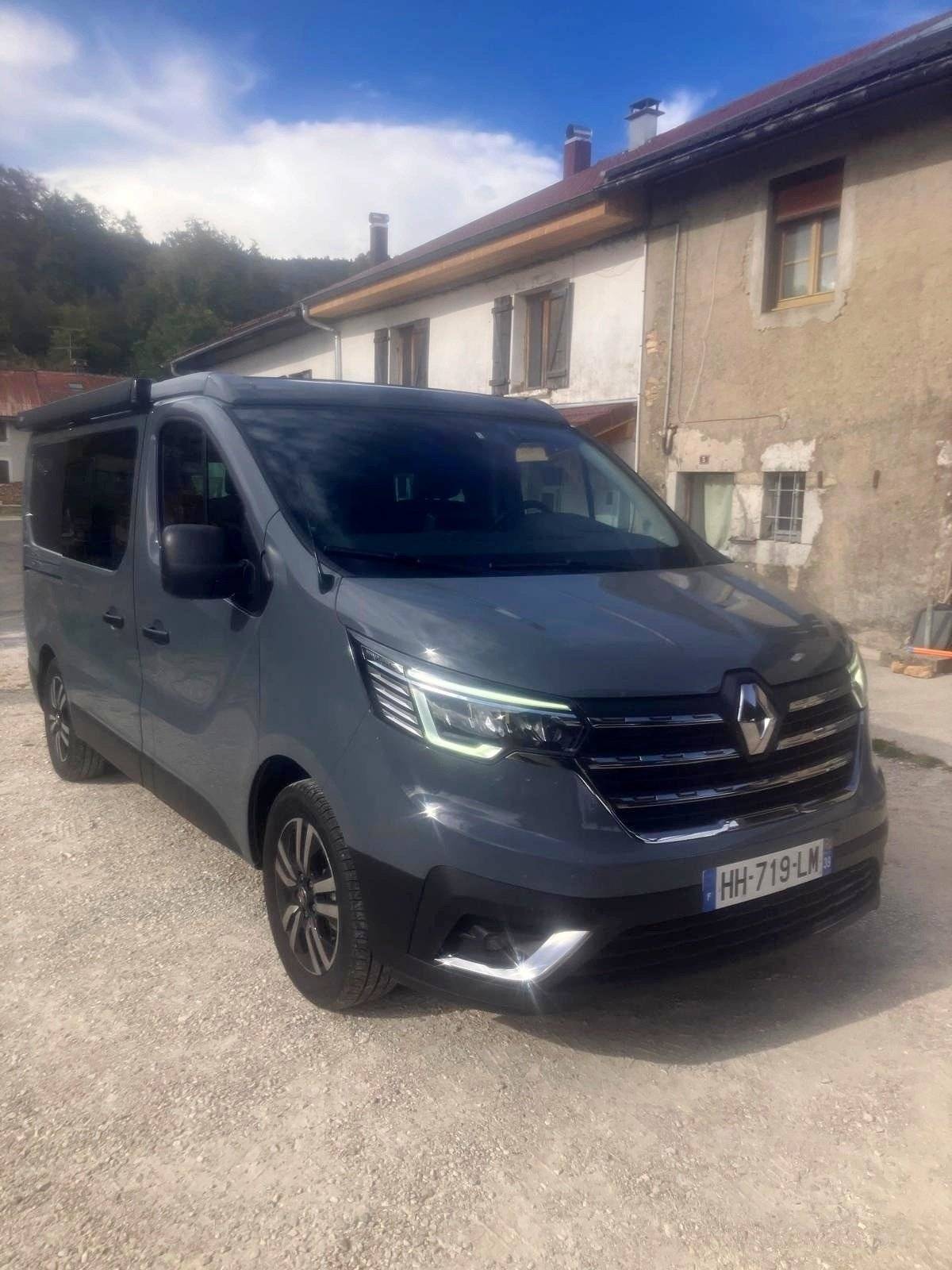Vista frontale a ¾ Renault - Yescapa