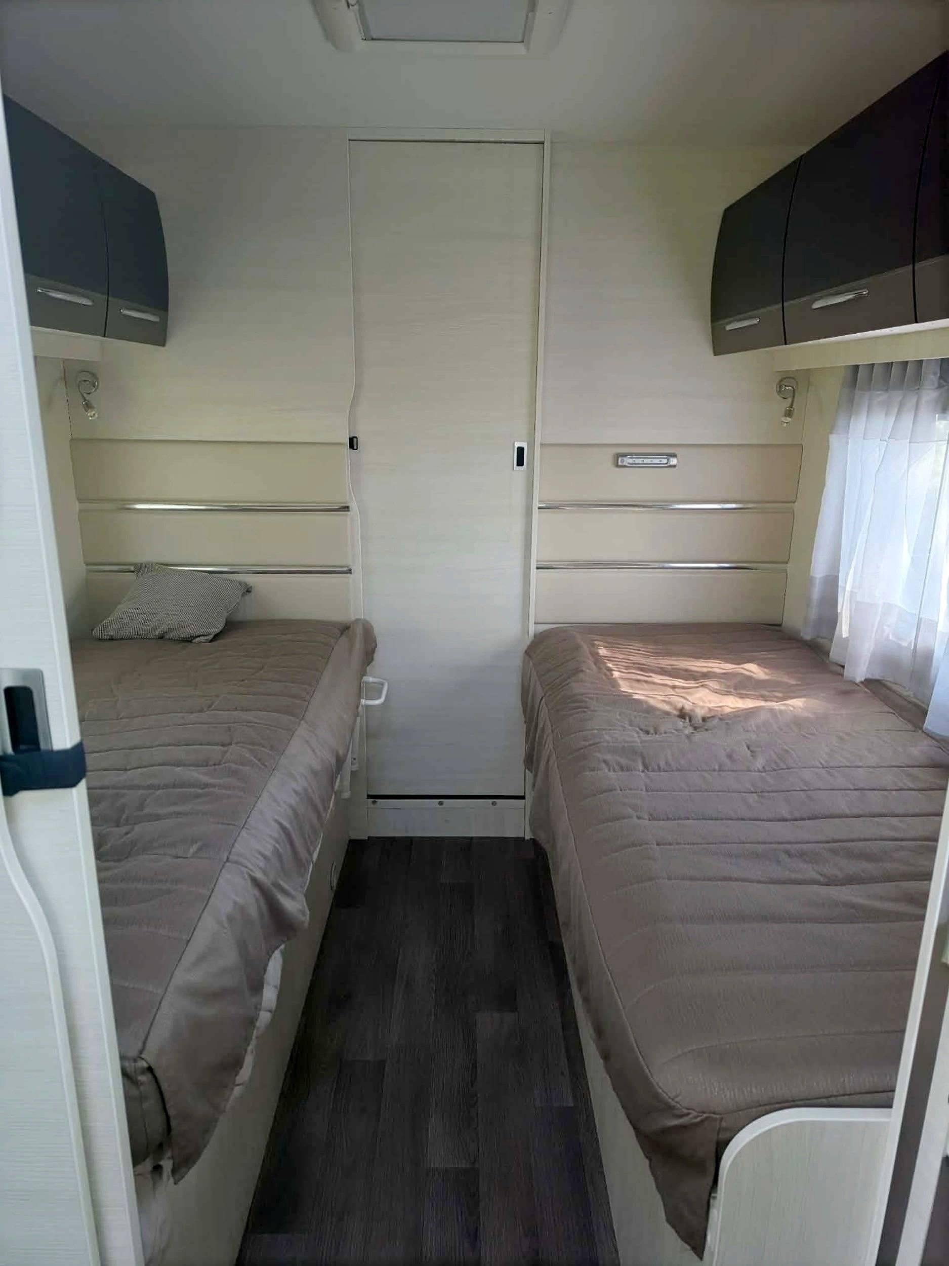 Plazas en cama Ford Transit 2,2 l TDCi 115 ch. - Yescapa