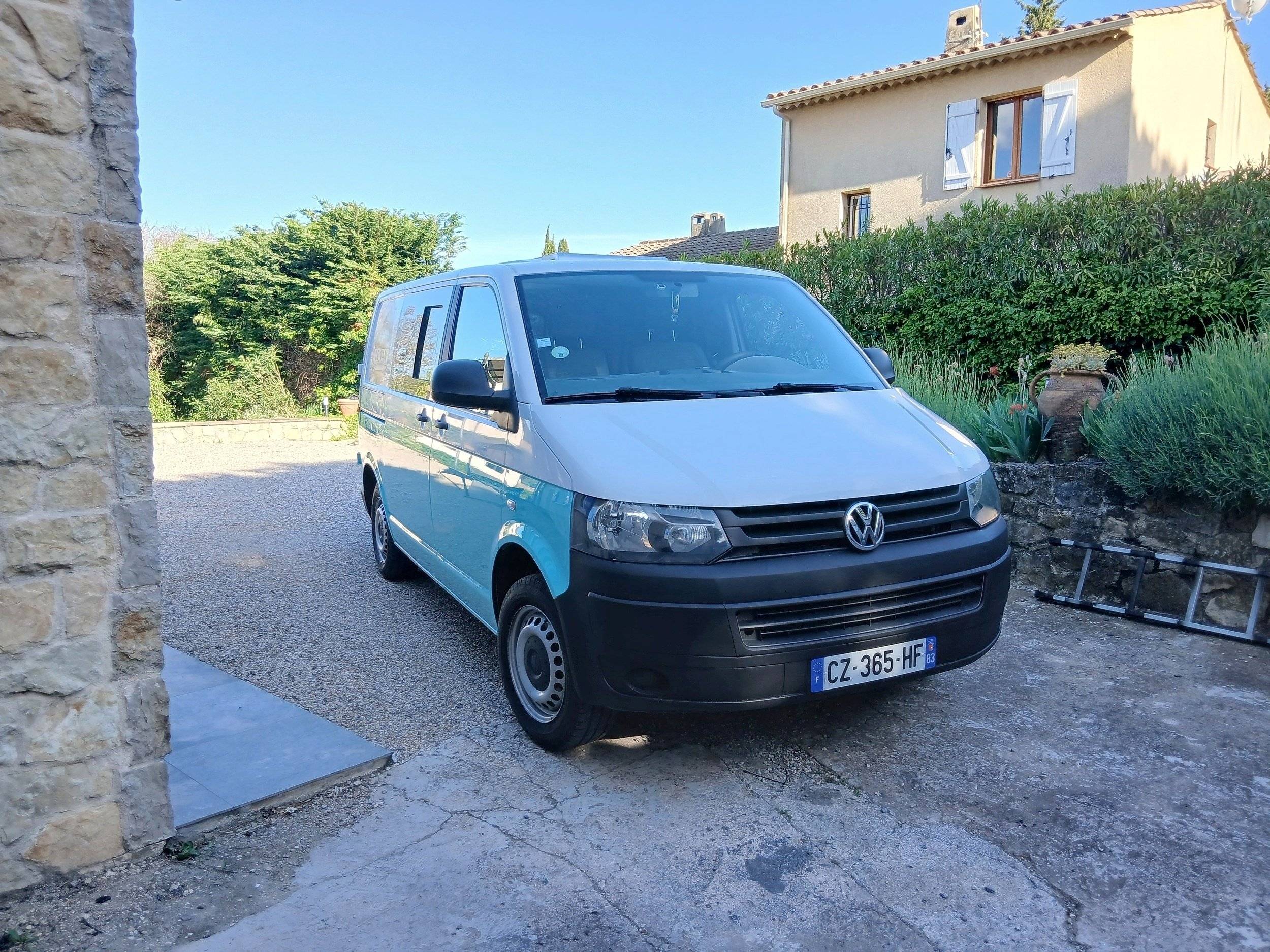 Front view from 3/4 Volkswagen T5 2 l 102 ch - Yescapa