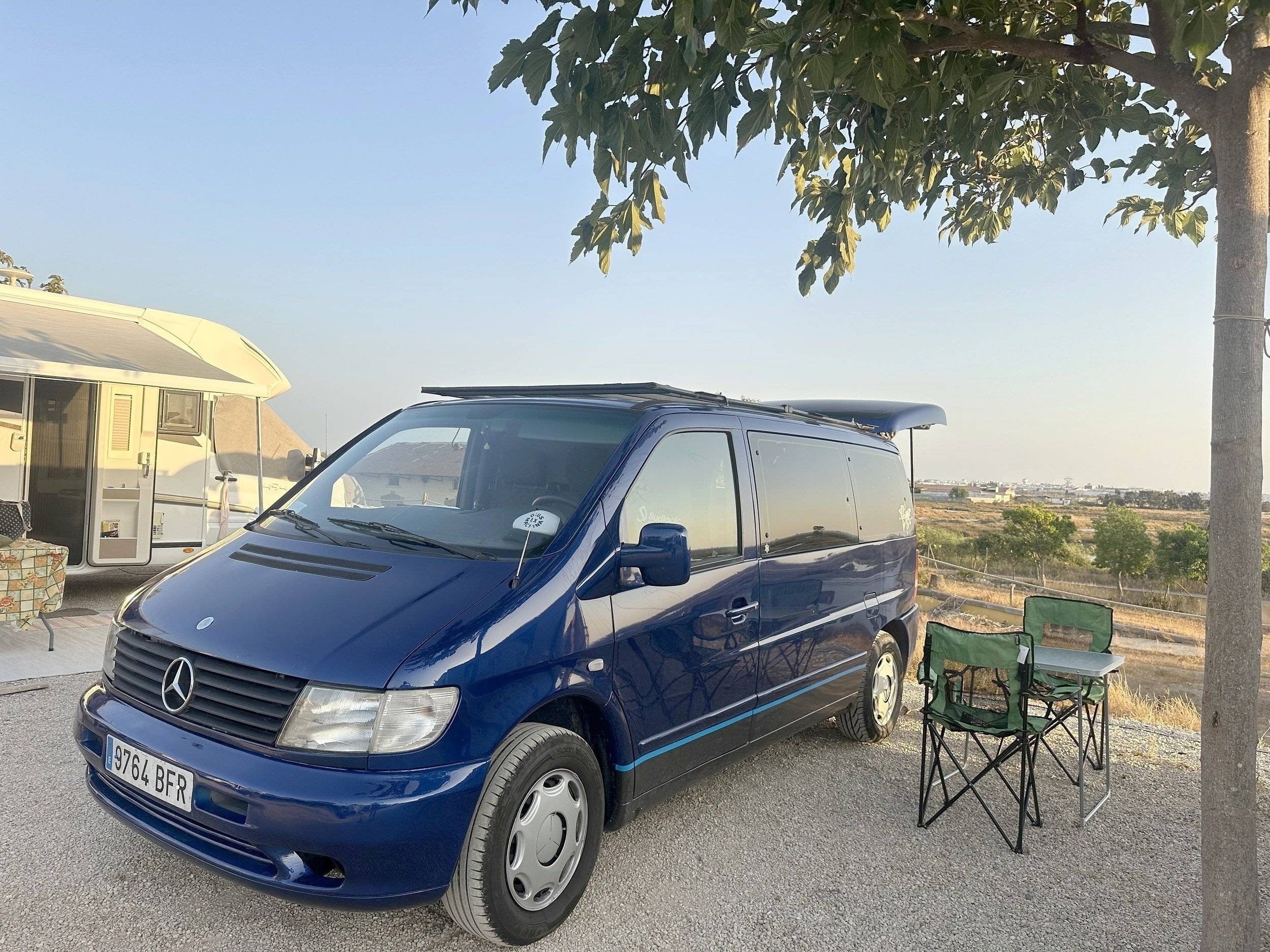 Vista del vehículo ángulo delantero Mercedes Vito 2,0 l 136 ch - Yescapa